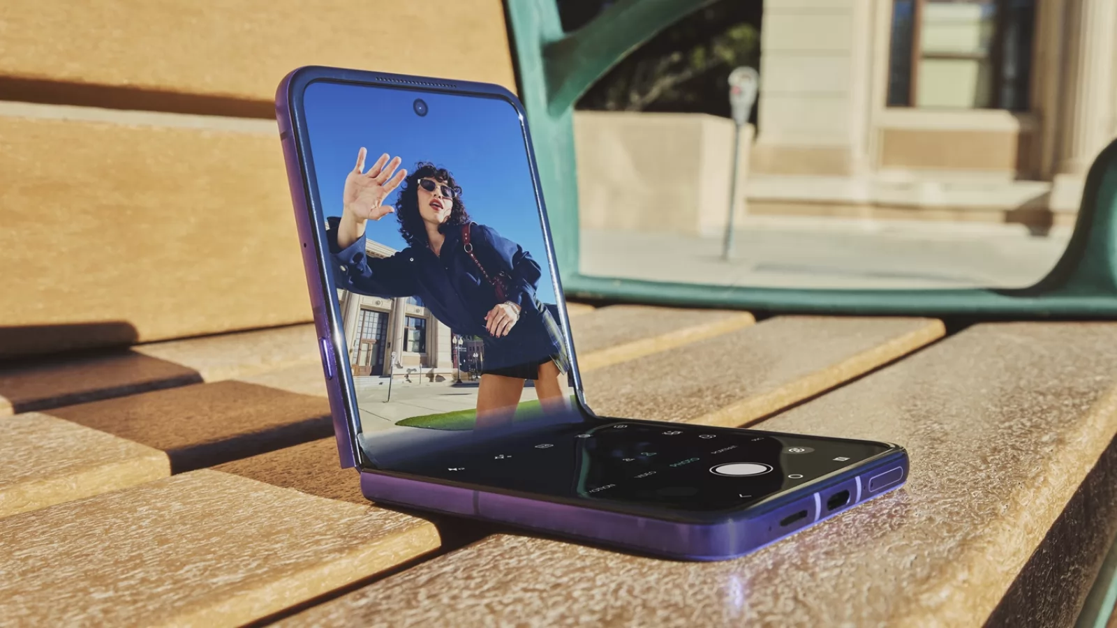 Motorola prezintă razr 70 Ultra; Flagship-ul pliabil cu clapetă mizează pe o experiență foto creativă, cu senzor LOFIC și mod Flex View în centrul atenției