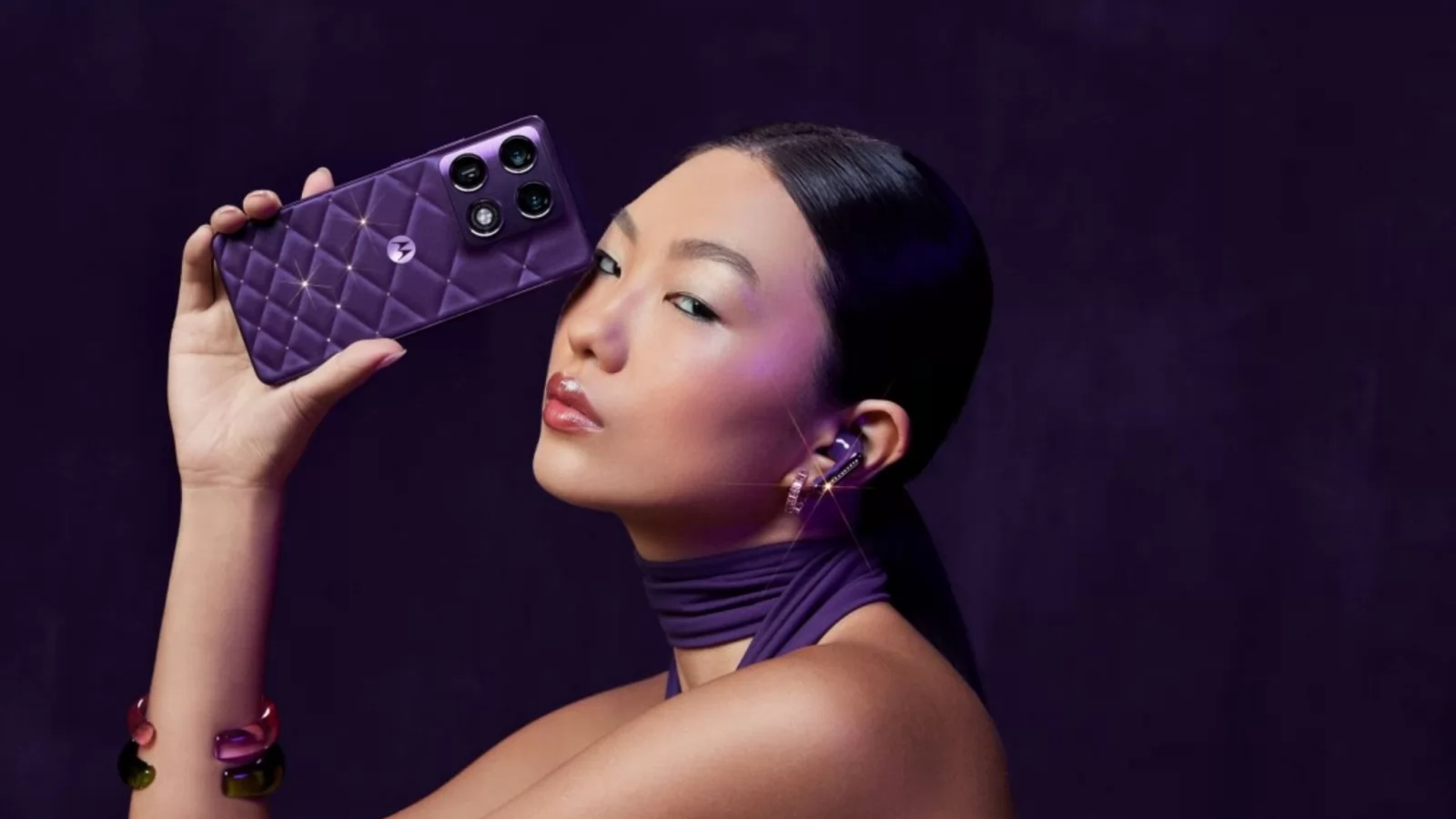 Motorola Signature primește o ediție Brilliant Collection, cu un mov orbitor și cristale Swarovski