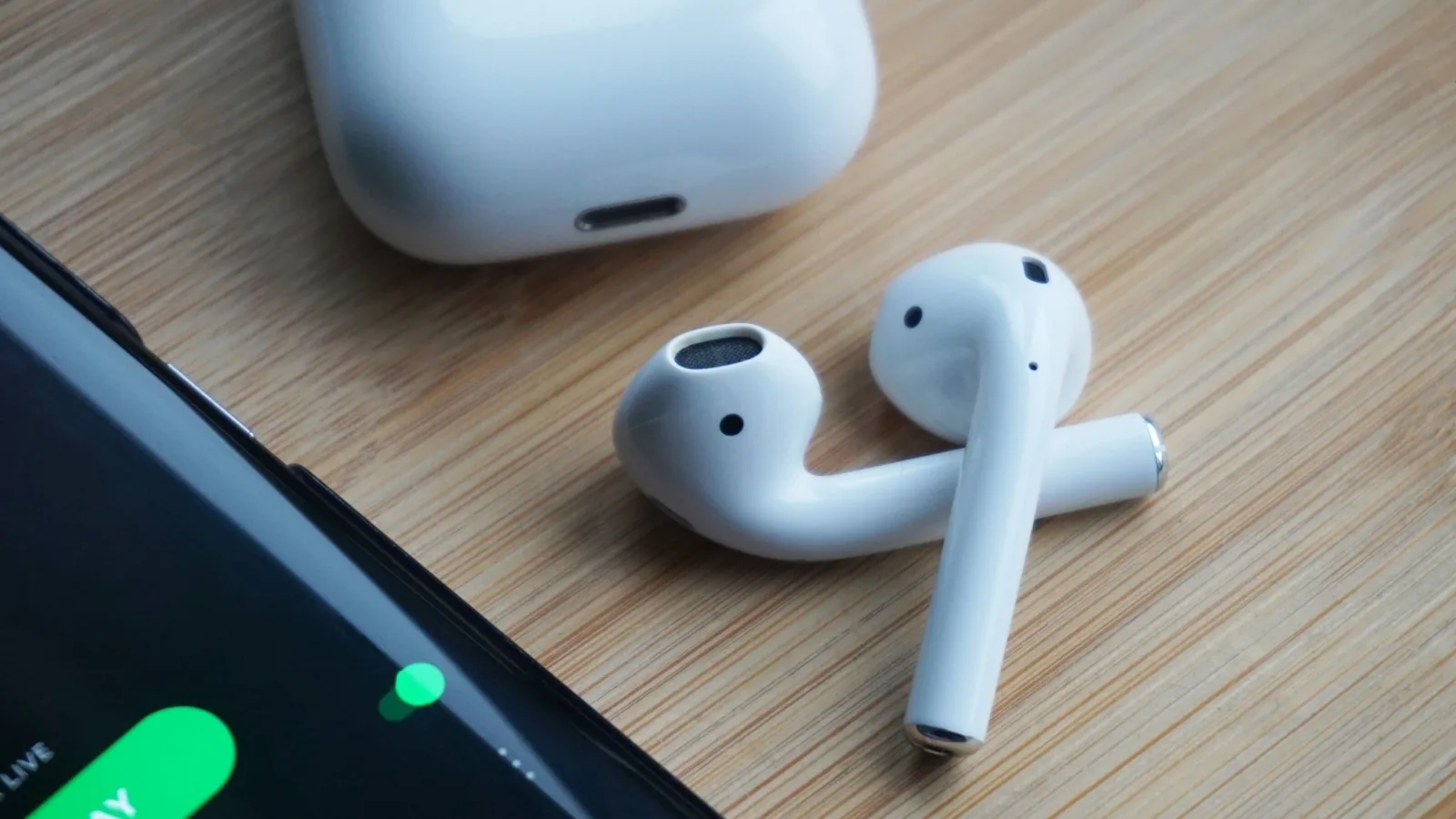 Utilizatorii Android pot folosi căști AirPods mai simplu datorită unei noi aplicații (fără root)