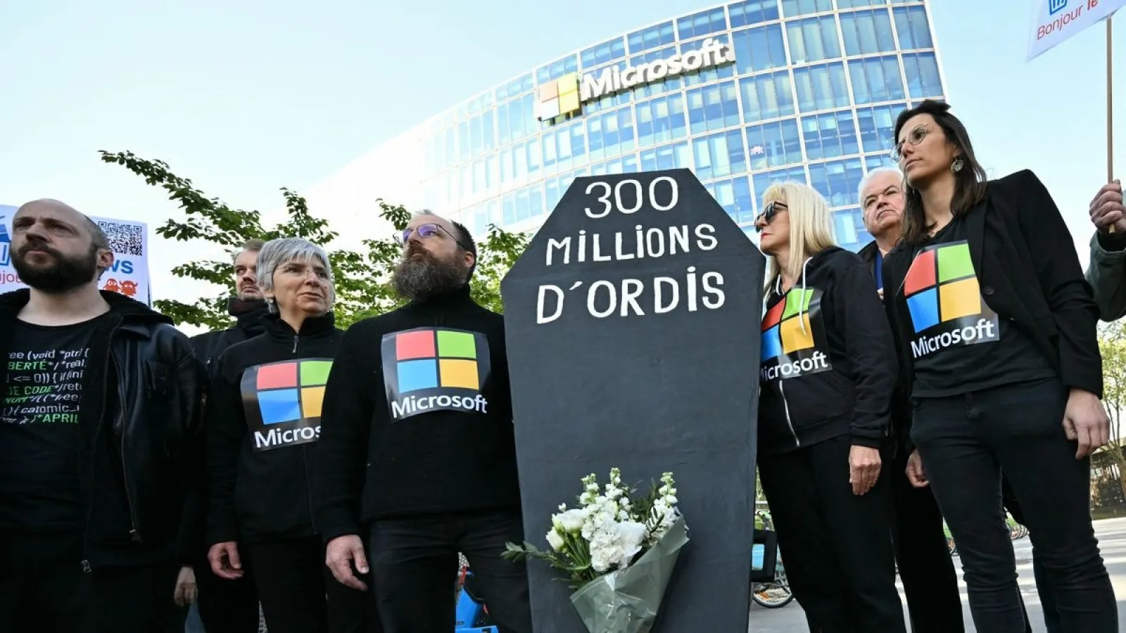 Activiștii francezi „înmormântează” Windows 10 și acuză Microsoft de „învechire programată”
