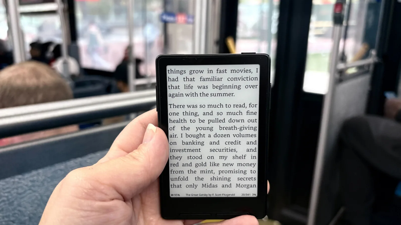 Xteink X3, e-reader-ul magnetic care se lipește de telefon; soluție interesantă pentru cei sătui de doomscrolling
