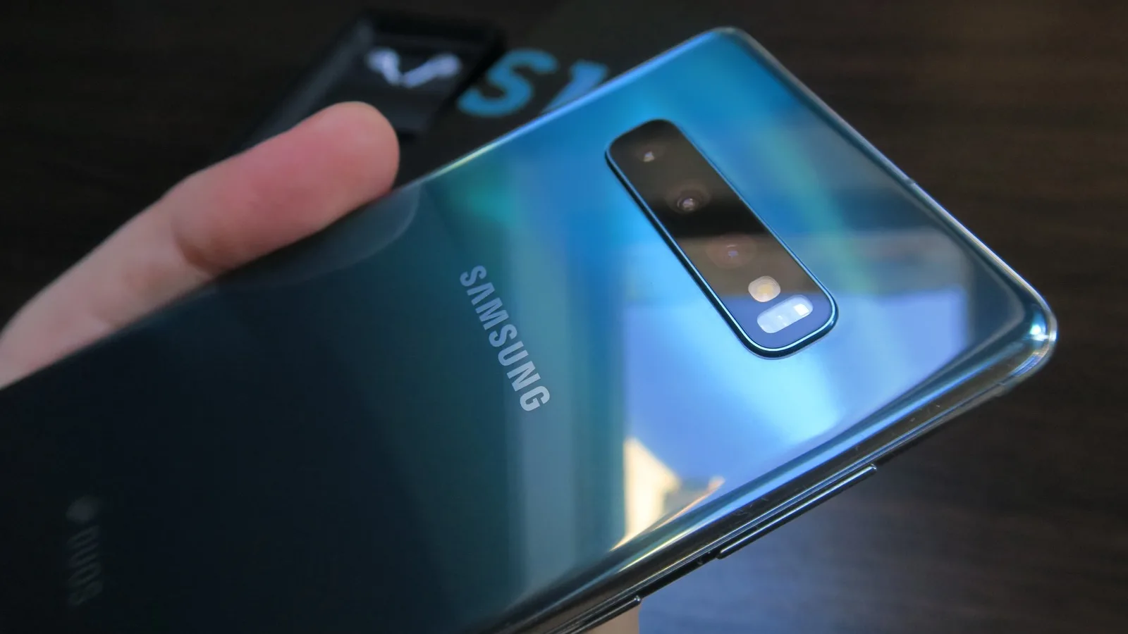   Samsung nu are nevoie să se inspire pentru Galaxy S27 - posibila redesenare a camerei vine pe fondul experimentelor proprii și al integrării Qi2