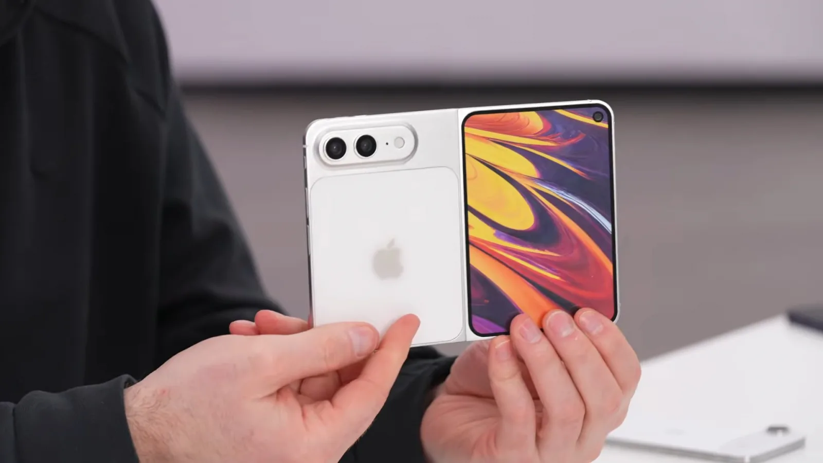 Unbox Therapy a primit o machetă și mai realistă pentru iPhone Fold; Noul model arată cât de subțire ar putea fi viitorul telefon pliabil Apple
