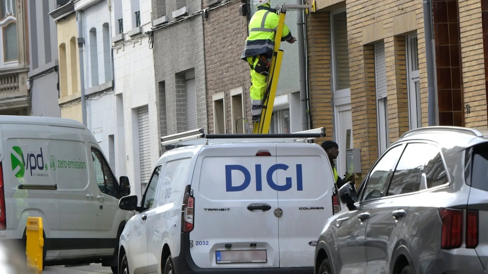 Digi riscă amenzi de până la 1,5 milioane de euro în Belgia; Operatorul este acuzat că a instalat fibră fără autorizații