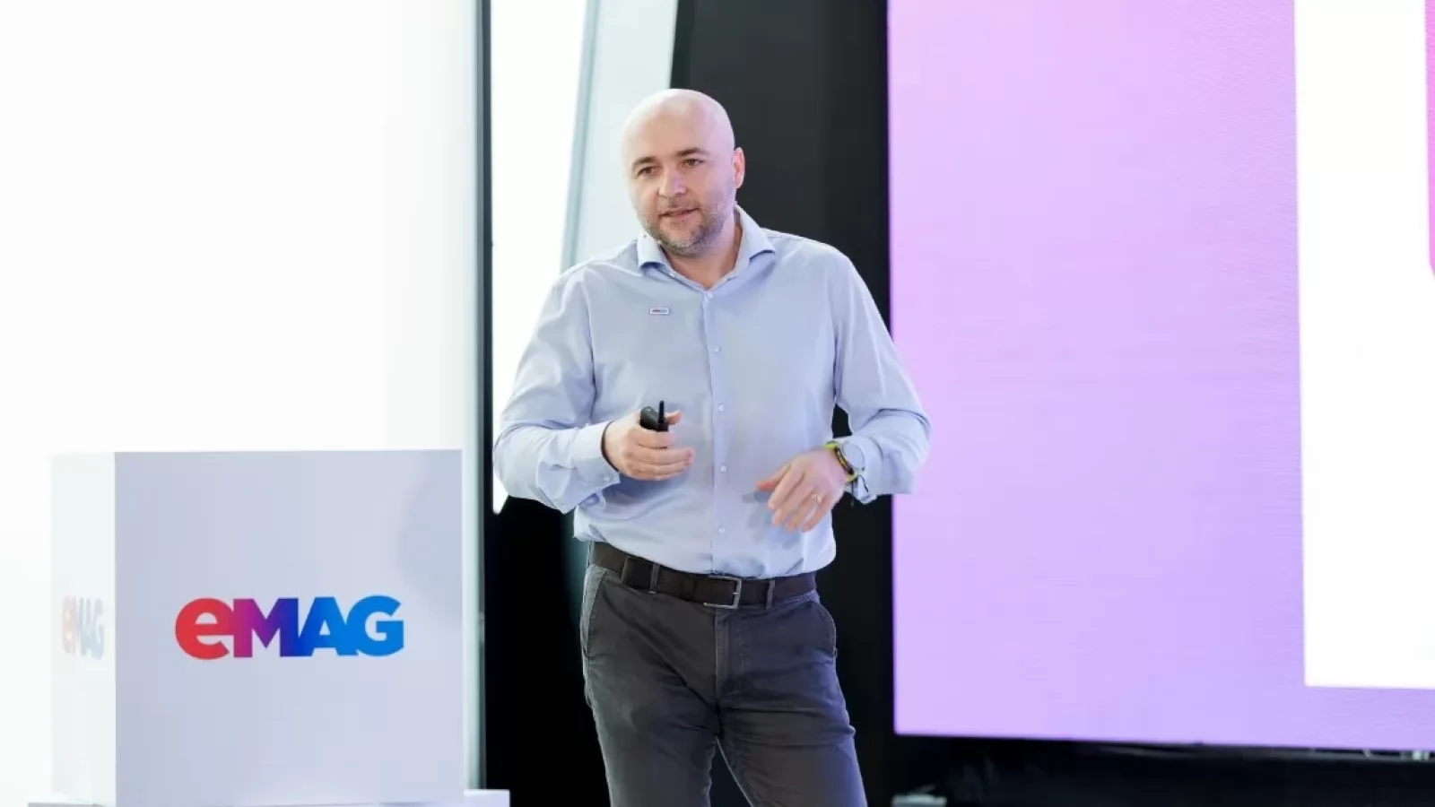 eMAG accelerează investițiile în AI și logistică; Platforma a trecut de un miliard de vizite în 2025, iar asistentul iZi și Marketplace-ul devin priorități în 2026