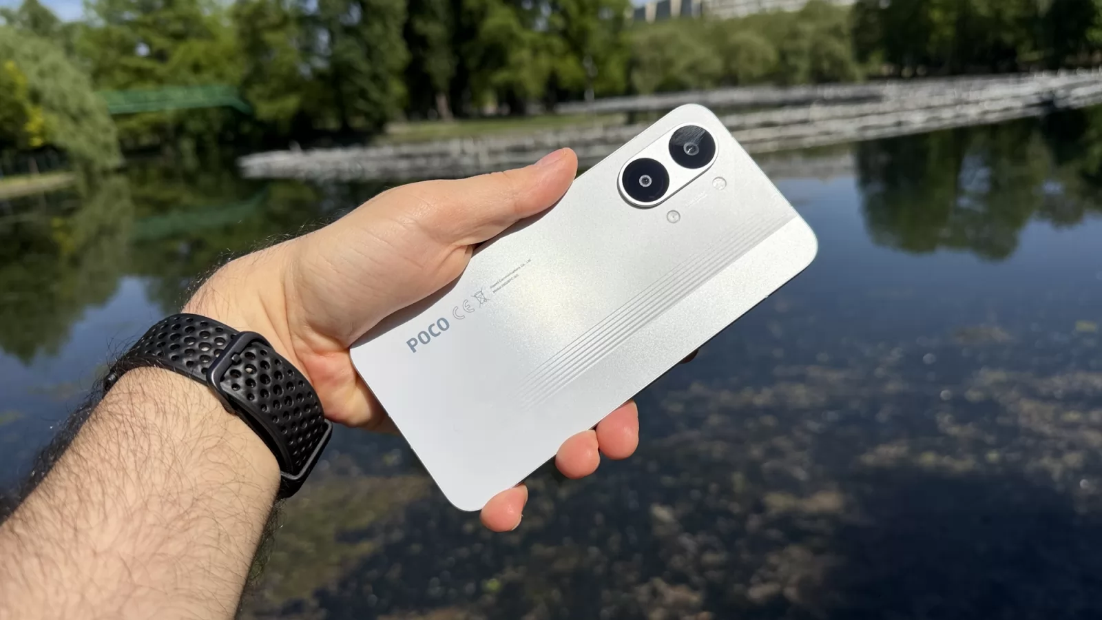 POCO X8 Pro Max: Design cu luminiţe în spate, ergonomic la gaming