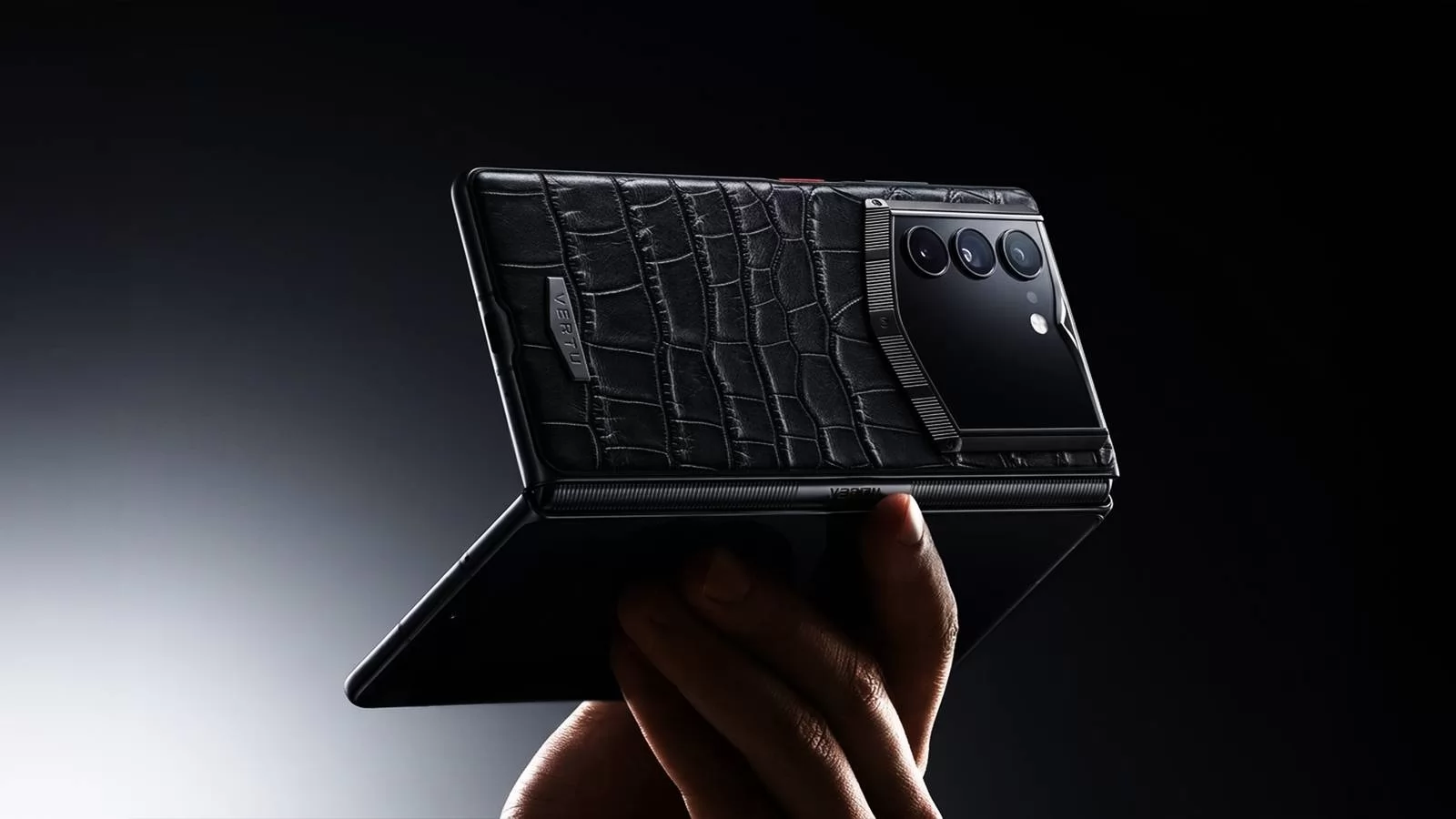 Vertu prezintă un nou smartphone pliabil de lux! AlphaFold mizează pe AI, e fabricat din materiale premium și pleacă de la 6800 de dolari
