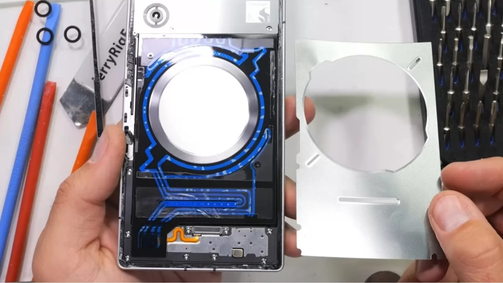 Samsung testează răcirea cu lichid pentru viitoarele telefoane Galaxy