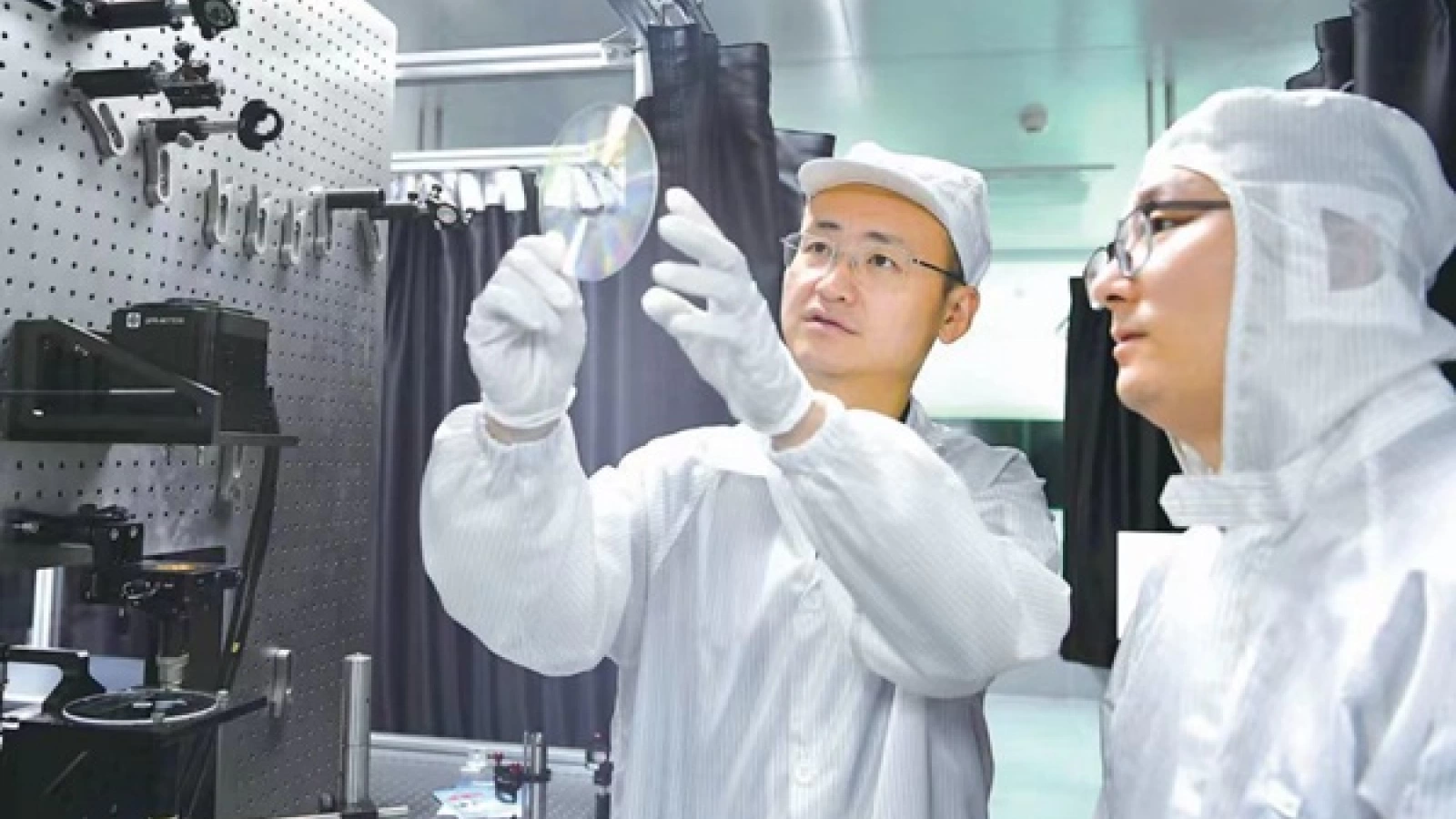 Discul de sticlă care poate stoca 360 TB a intrat în producție limitată în China - datele ar putea fi păstrate peste 100.000 de ani
