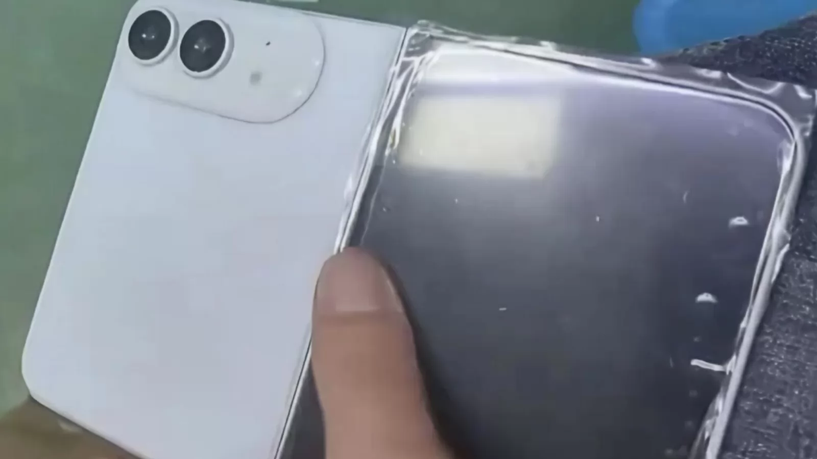 iPhone Fold/Ultra apare şi pe alb, într-o fotografie hands on cu o machetă