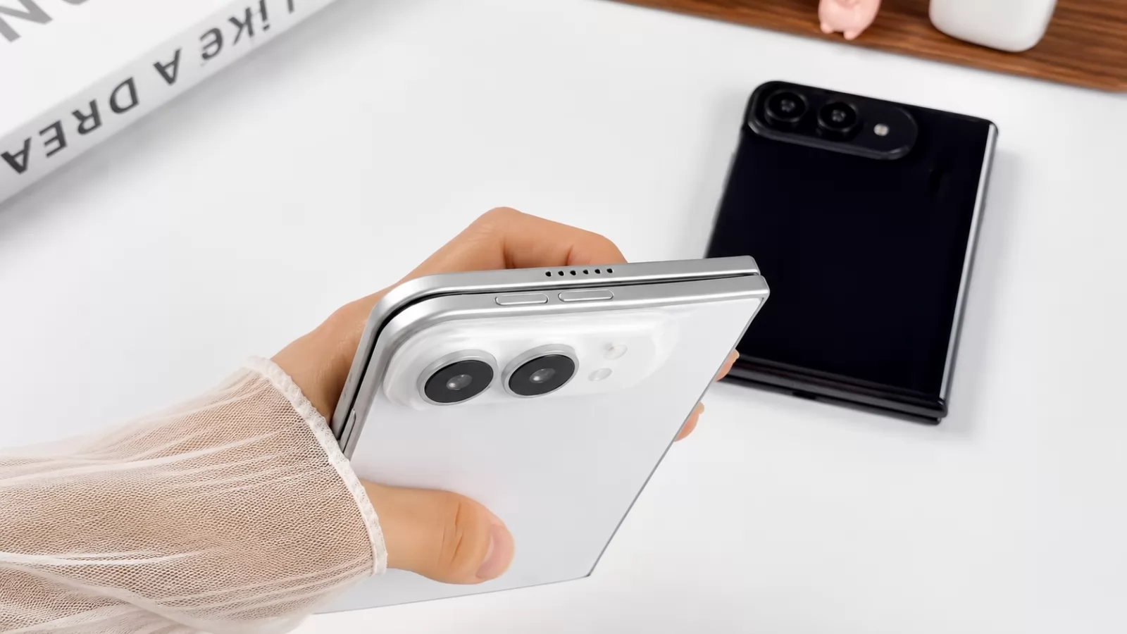 iPhone Ultra apare într-un nou leak video; Machetele în variantele alb și negru oferă cea mai clară privire de până acum asupra pliabilului Apple