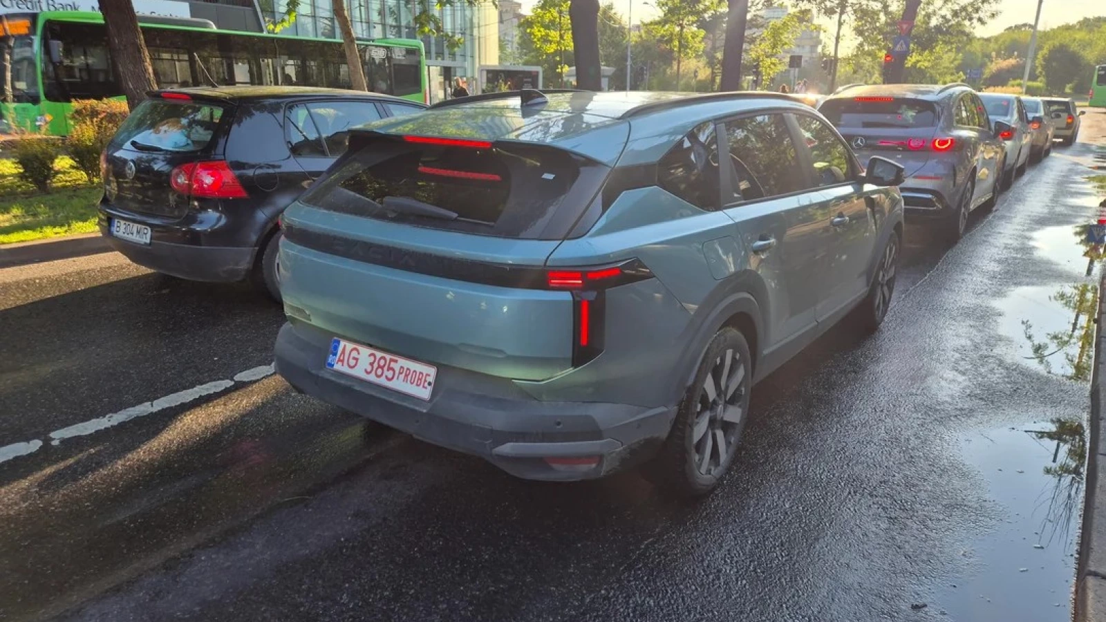Dacia Striker la plimbare pe străzile din București, acum în fotografii fără camuflaj; E SUV sau doar un break pe tocuri?