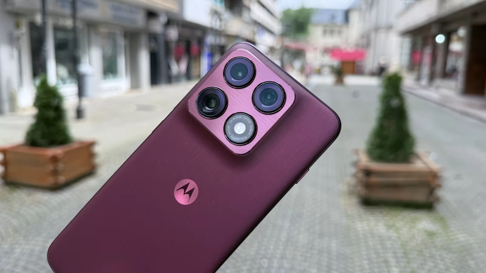 Motorola edge 70 Pro: Design elegant, ecran curbat pe toate laturile și o nuanță Pantone care întoarce priviri