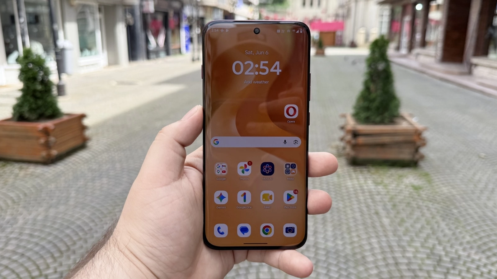 Motorola edge 70 Pro: Ecran de flagship, luminos, curbat pe 4 laturi, cu refresh rate de 144Hz pentru gameri