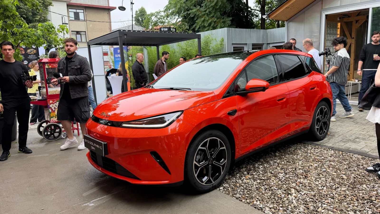 Am văzut noul BYD Dolphin G DM-i, hatchback hibrid cu peste 1000 kilometri autonomie, maşina familistului urban
