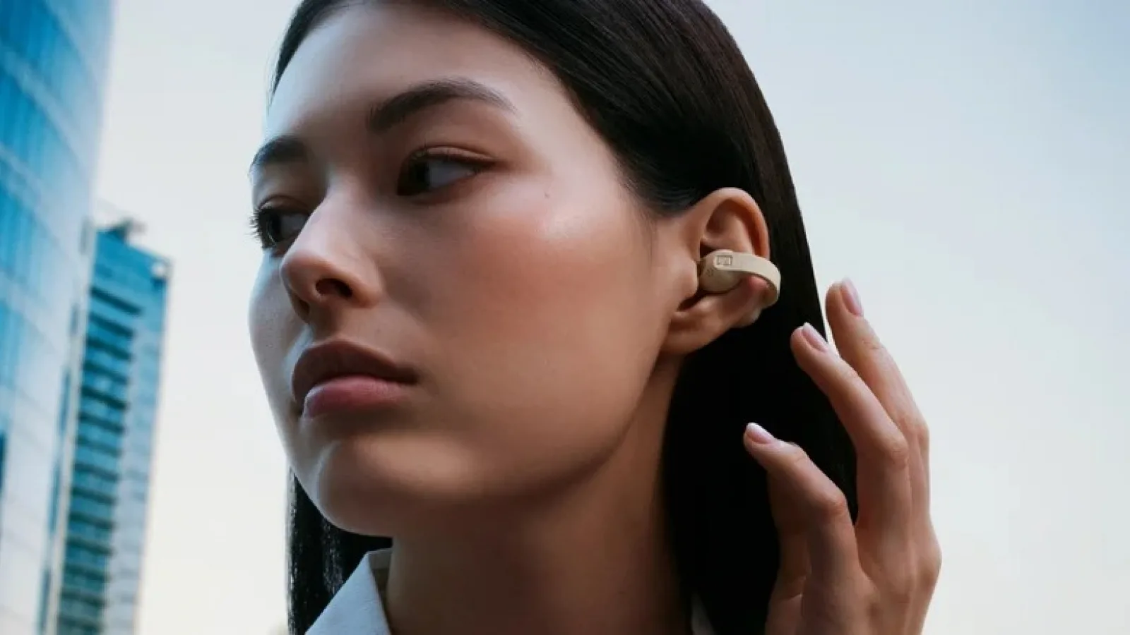 Căștile open-ear de la Sennheiser vin cu prindere tip clip; Accentum Clip promite 9 ore de autonomie