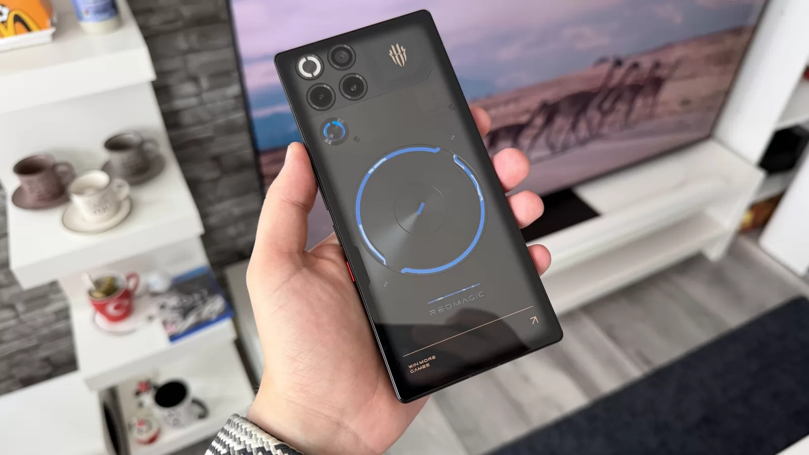 REDMAGIC 11S Pro: Design hipnotic, plat, transparent și cool