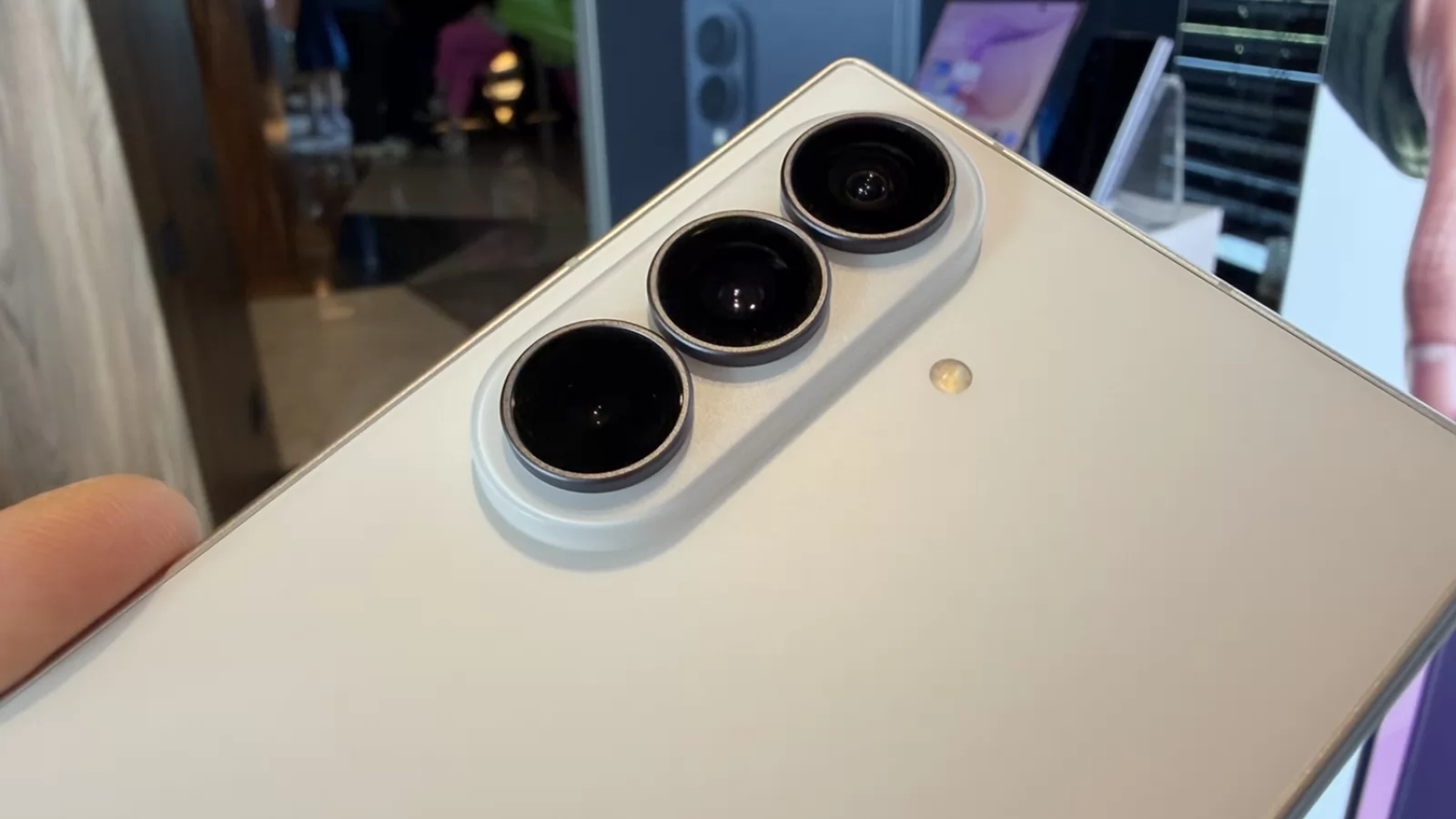 Samsung Galaxy Z Fold9 Ultra tocmai a primit prima scăpare; vine camera periscop!