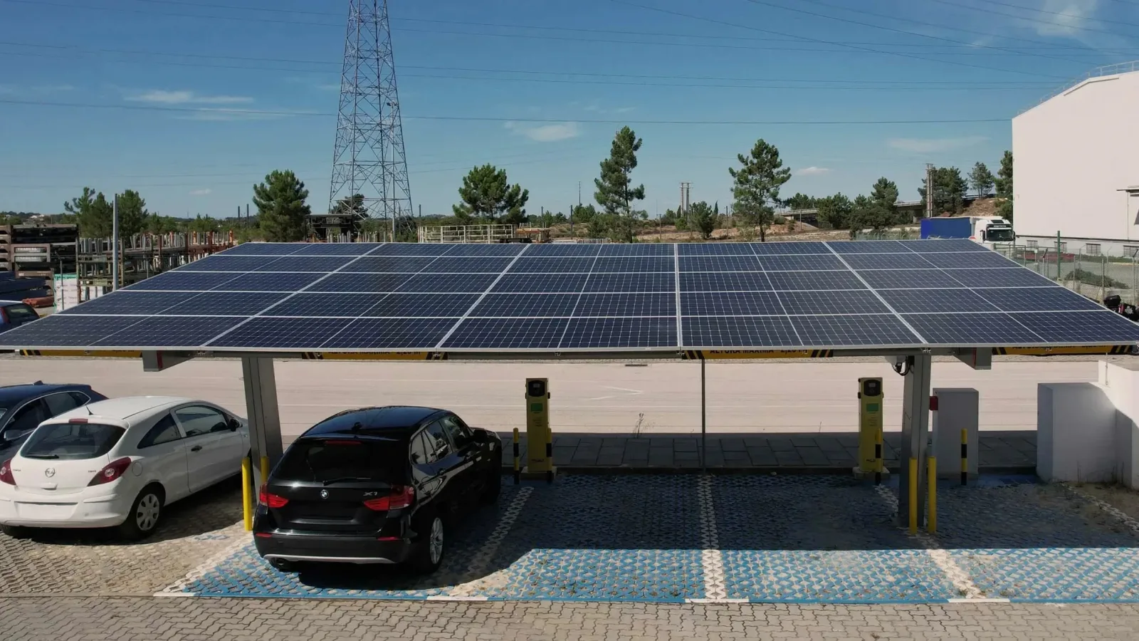 Parcările fotovoltaice revin în discuție; Încărcarea mașinilor electrice le poate face mai utile