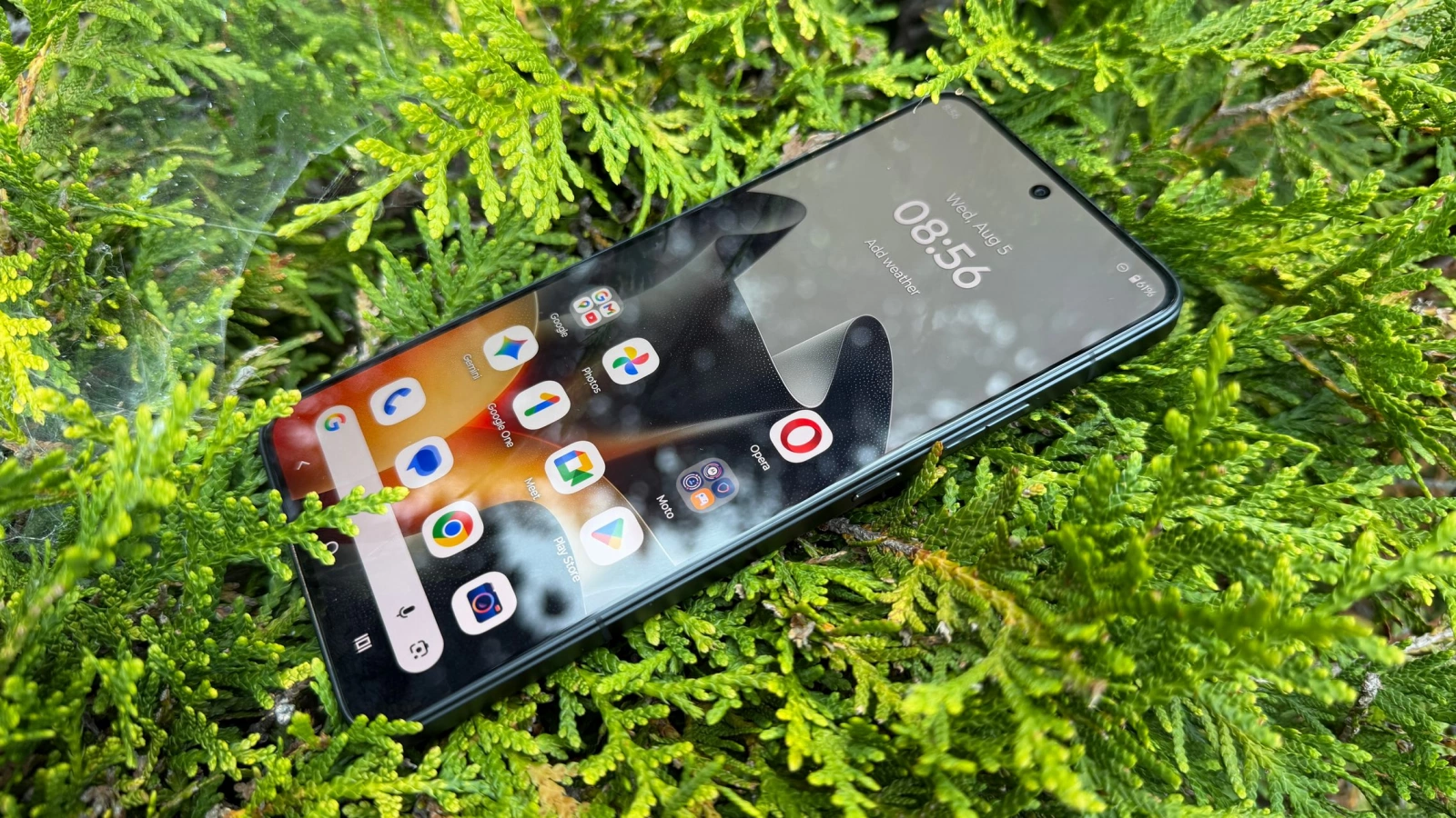 Motorola edge 70 Max: Display care strigă flagship, Quad HD+, LTPO 10-bit și 144Hz