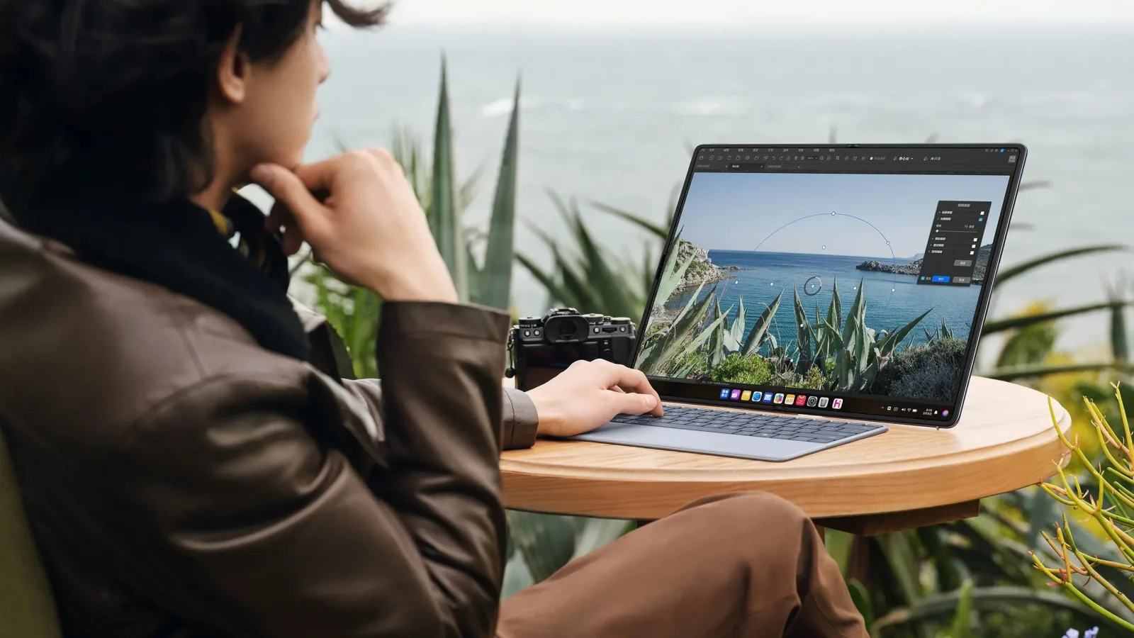 Huawei ar putea extinde gama de laptopuri pliabile în 2026: noul model ar fi mai mic, mai ieftin și ar avea un ecran exterior