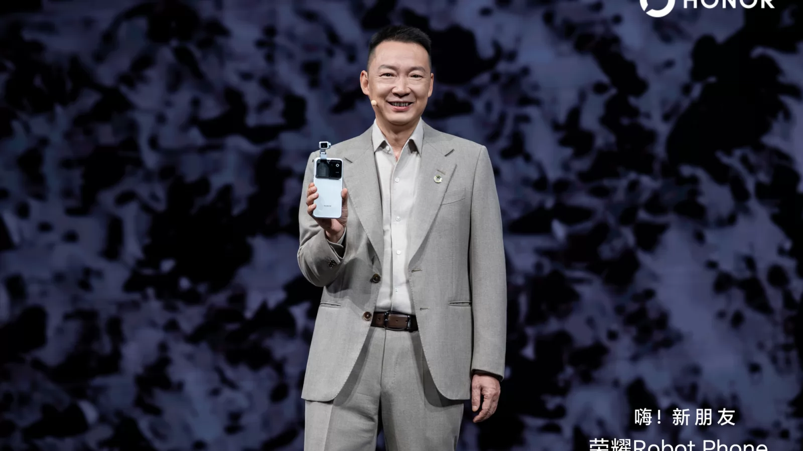 HONOR Robot Phone este oficial: camera de 200 MP iese pe un gimbal robotic, iar Alex l-a testat deja în China