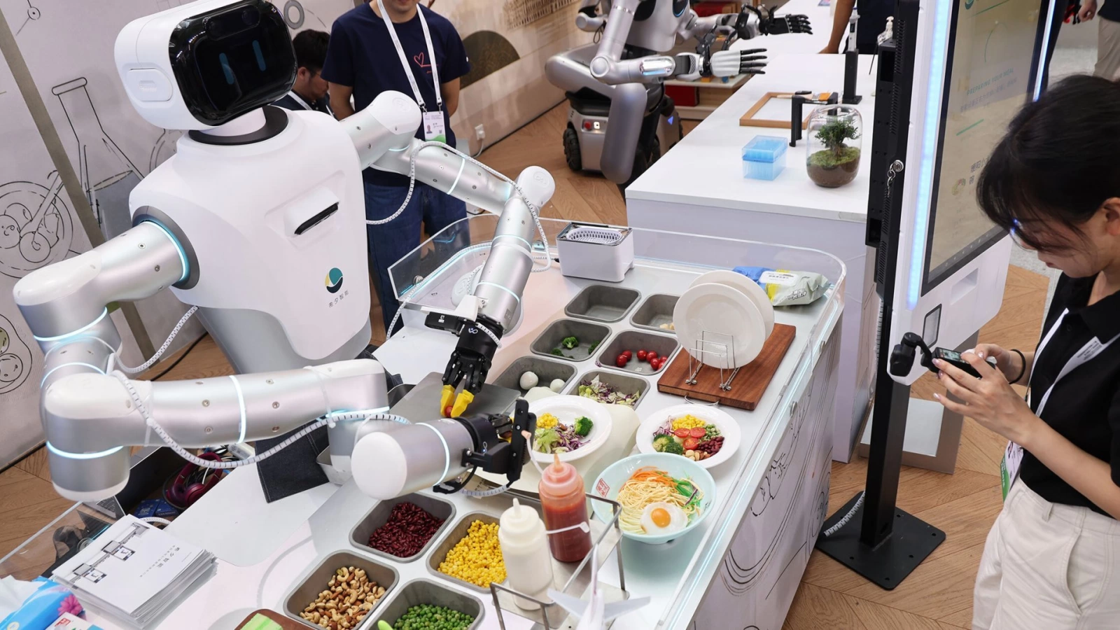 China pune AI-ul la cratiță: roboții gătesc, servesc și își ajustează singuri rețetele