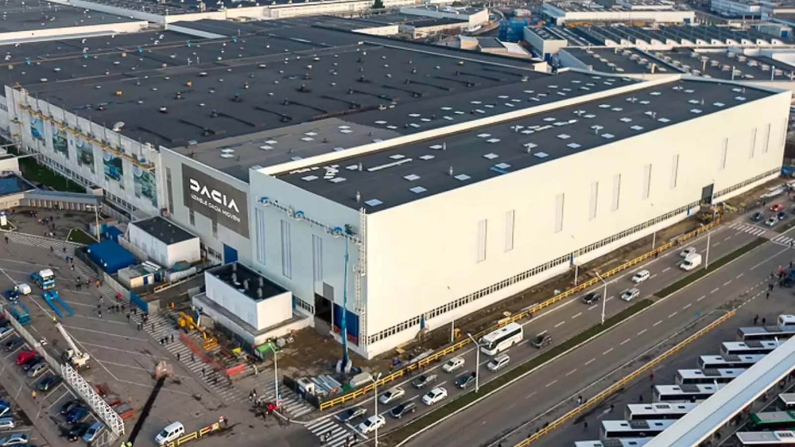 Constructorii chinezi intră în fabricile auto ale Europei – precedentul Ford–Geely din Valencia arată ce ar putea însemna această schimbare pentru Dacia Mioveni și Ford Craiova