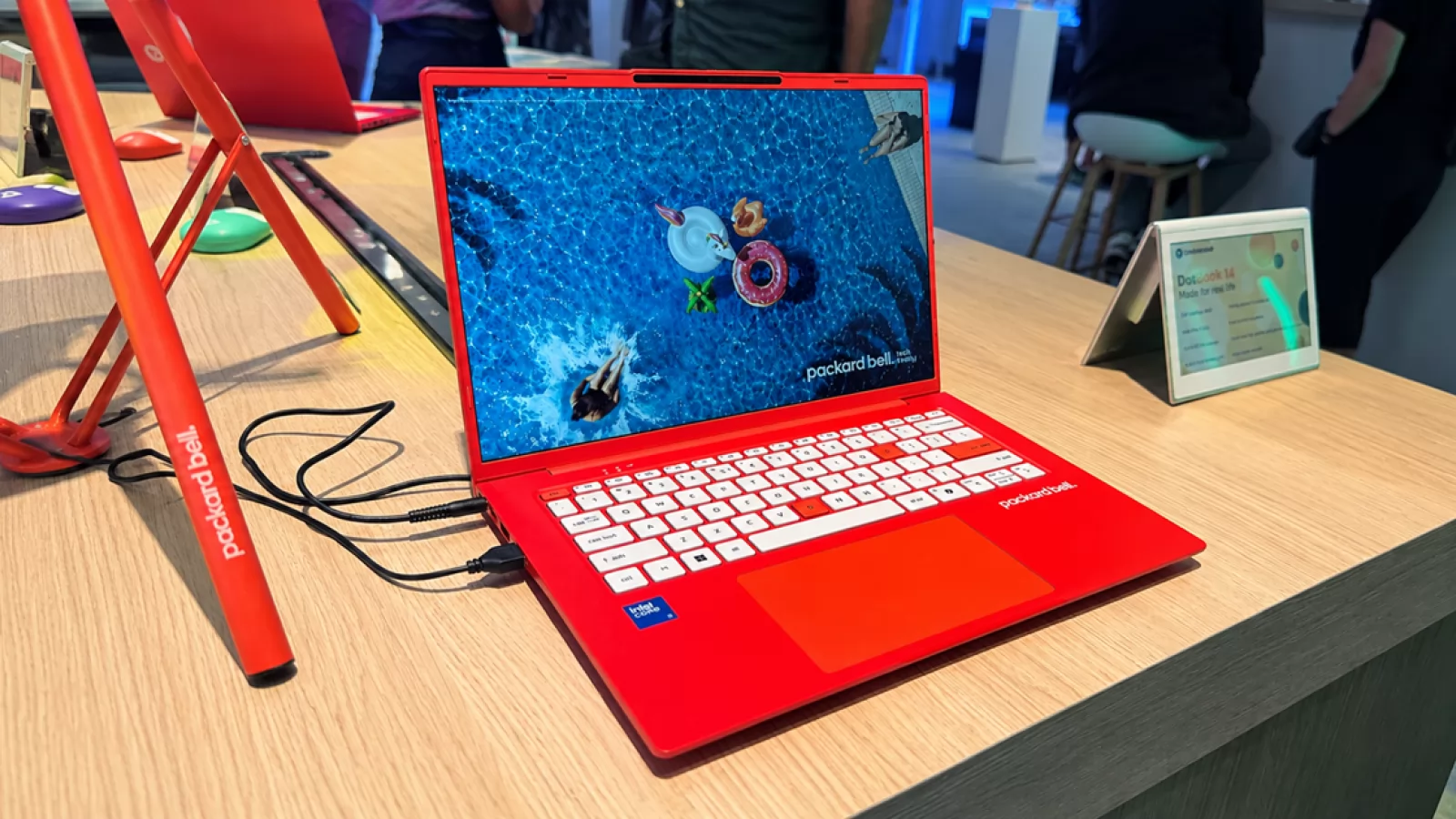 Packard Bell revine la IFA 2026 sub umbrela Acer: hands-on cu DotBook, telefonul 4G și gadgeturile noii game