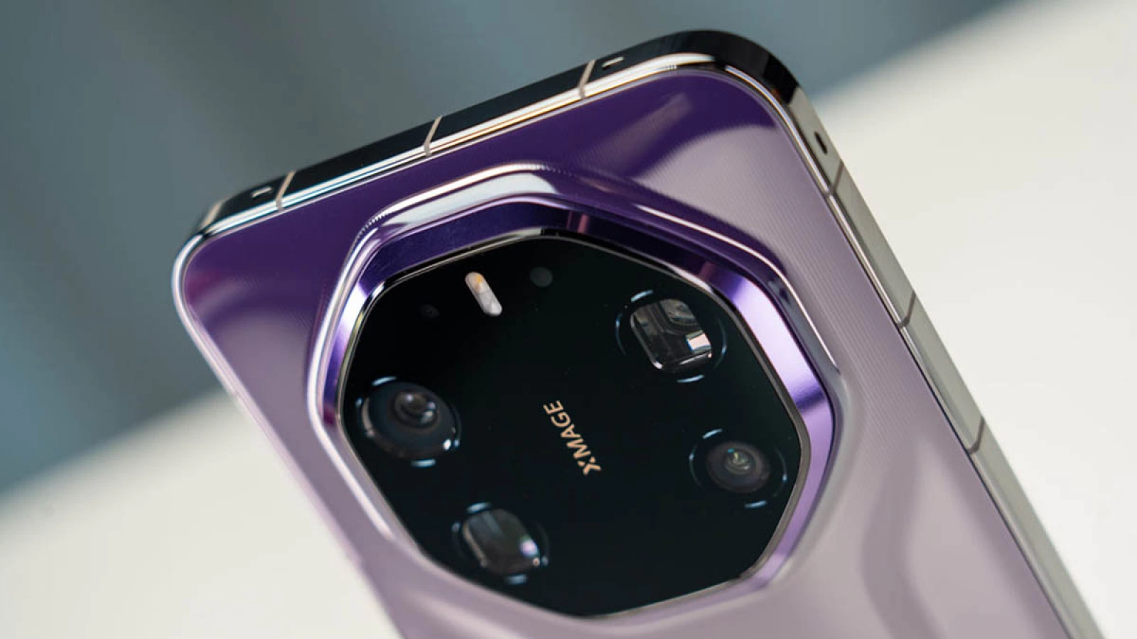 Huawei Mate 90 RS Ultimate Design ar putea readuce ceramica; modelul de lux schimbă materialul carcasei