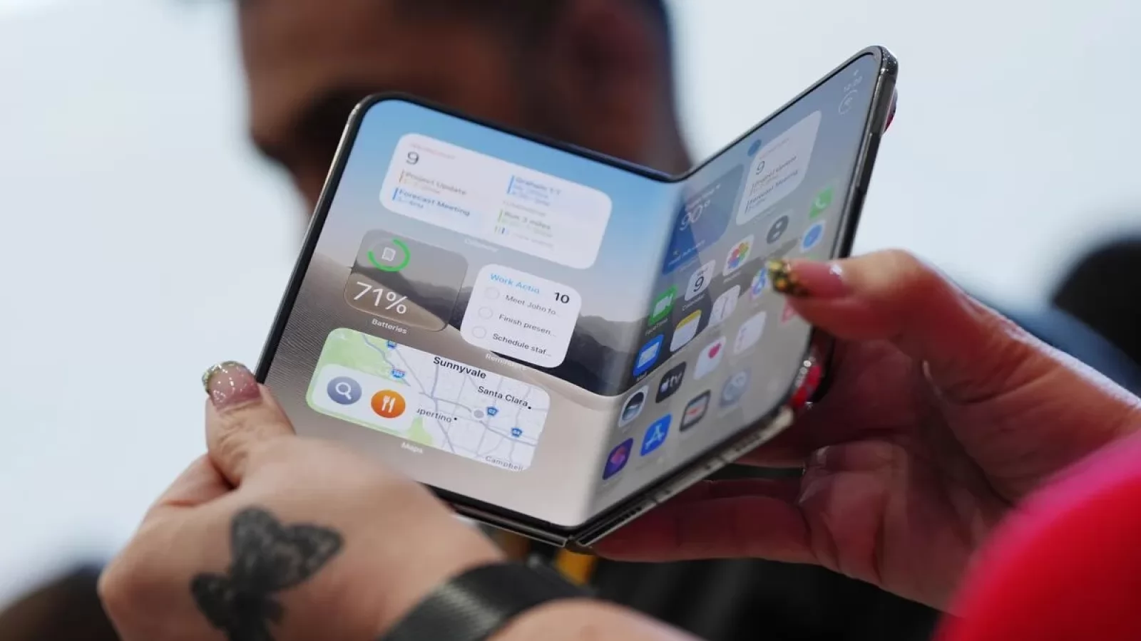 iPhone Duo ar putea forța producătorii Android să investească mai mult în pliabile, crede Mark Gurman