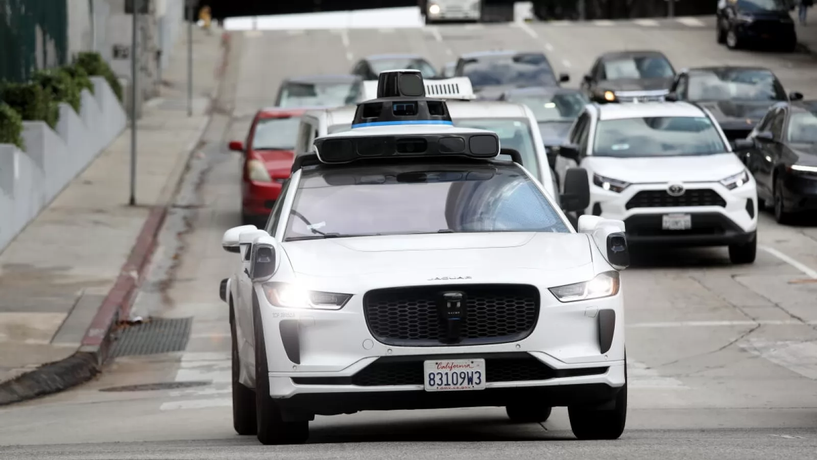 Waymo și-a turnat pasagerii la poliție: robotaxiul a văzut arma și a tras... pe dreapta