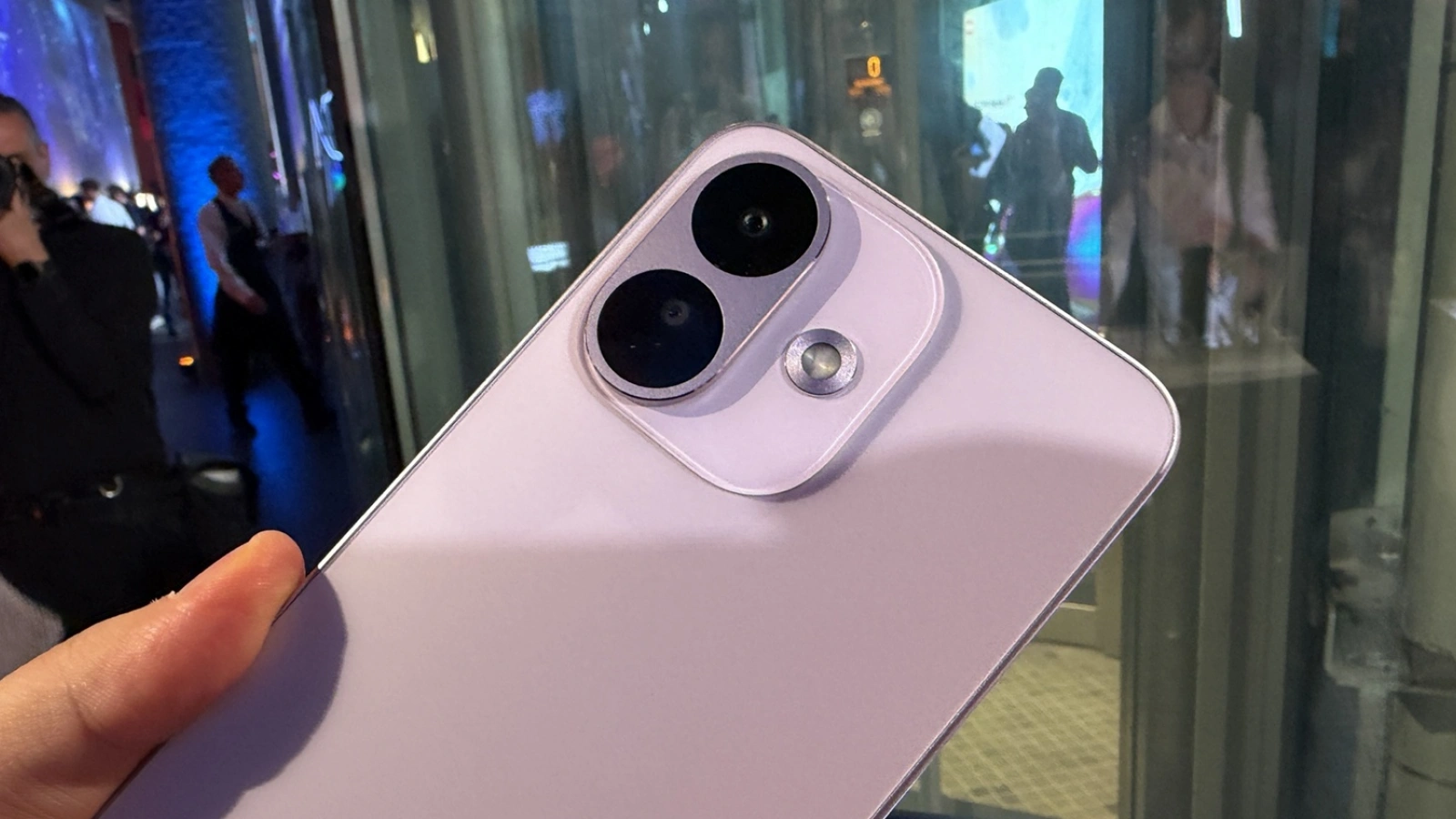 REDMI Note 17 Pro 5G hands-on: 8.340 mAh într-un corp de 8,6 mm și funcție de power bank Am pus mâna pe REDMI Note 17 Pro 5G la Budapesta; bateria uriașă nu îl face nici măcar foarte gros