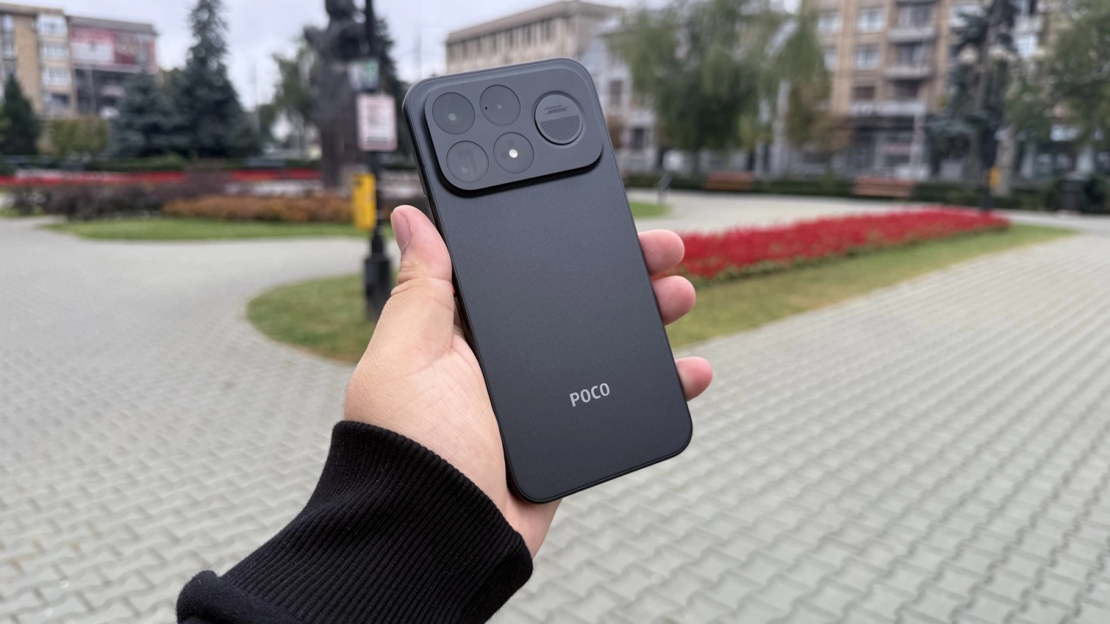 POCO F9 Ultra: Construcție solidă, ergonomie și un spate cu personalitate