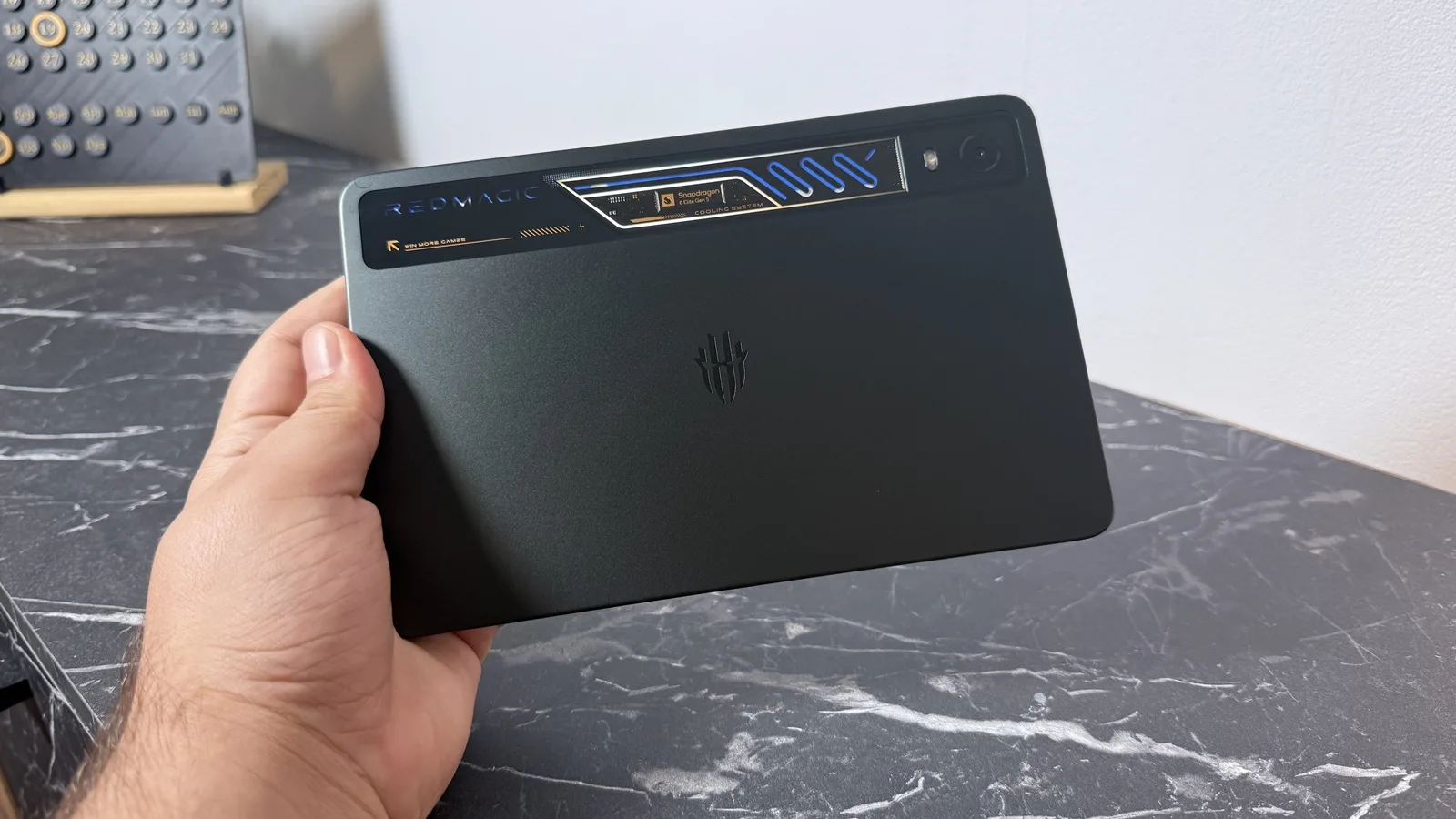 REDMAGIC Astra 2: Design futurist, iluminare RGB și corp compact, construit pentru gaming
