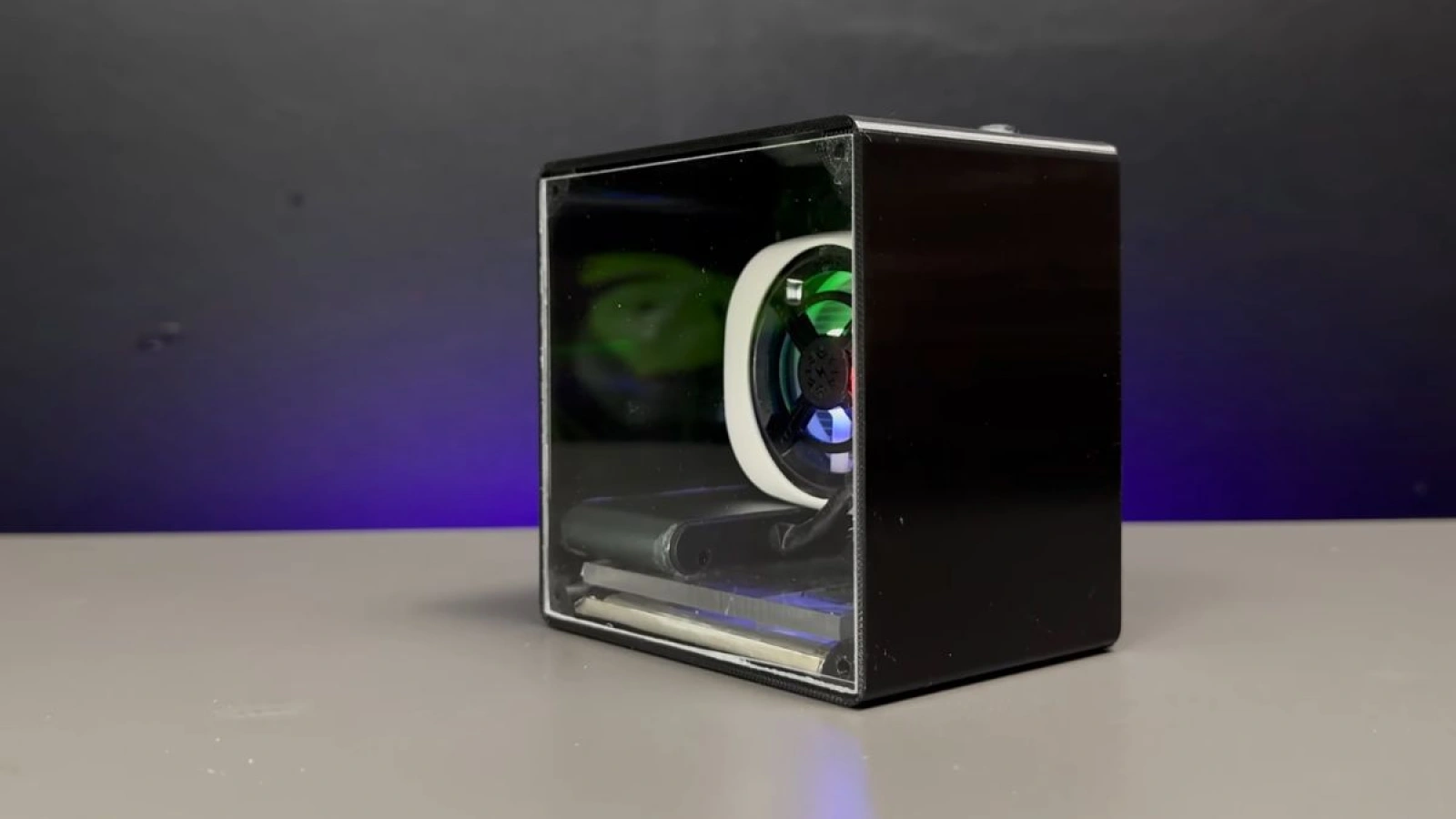 Un YouTuber și-a construit un mini-PC dintr-un telefon Samsung vechi