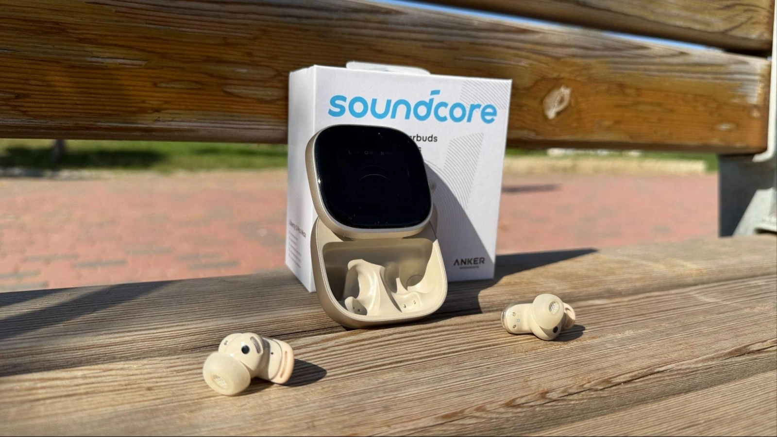 Anker Soundcore Liberty 5 Pro Max: căști cu ANC, ecran AMOLED și funcții AI pentru notițe