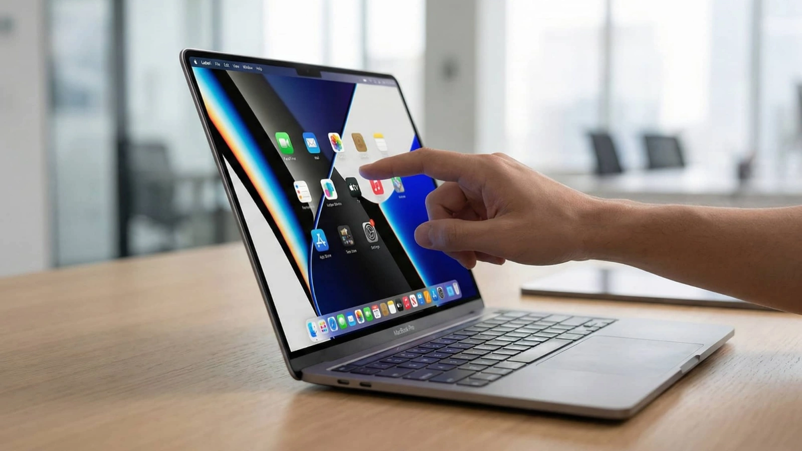 Apple redesenează MacBook Pro din interior; Modelul OLED tactil ar pierde serios din greutate