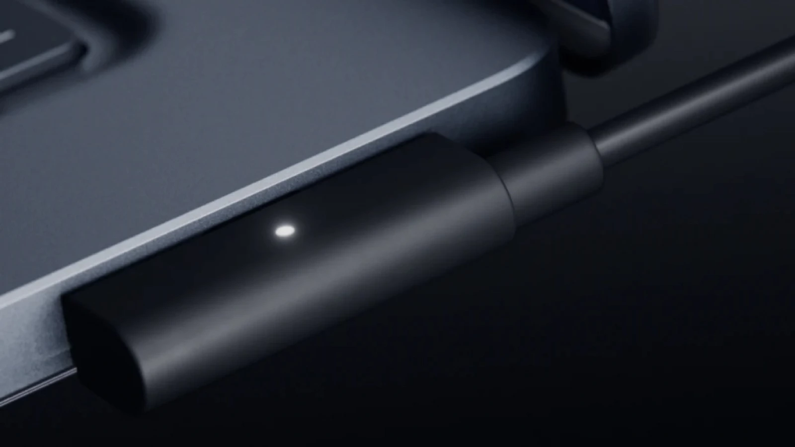 Microsoft face ce Apple n-a făcut cu MagSafe: pune magnetul direct pe USB-C