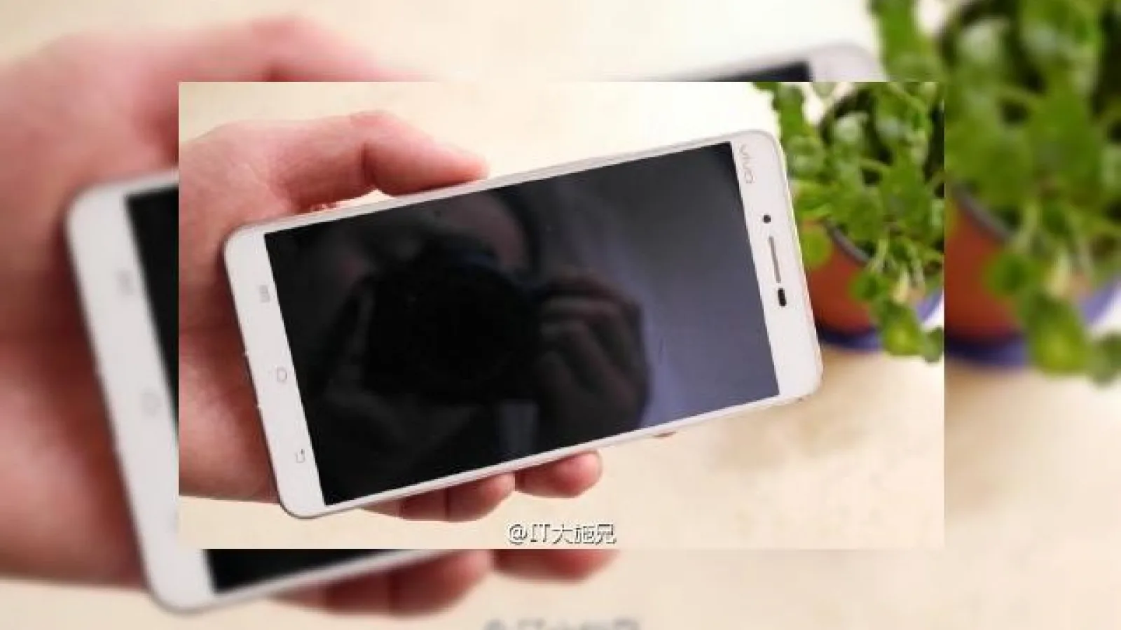Xplay 5S, cea mai nouă creație a chinezilor de la Vivo se lasă admirată în imagini live