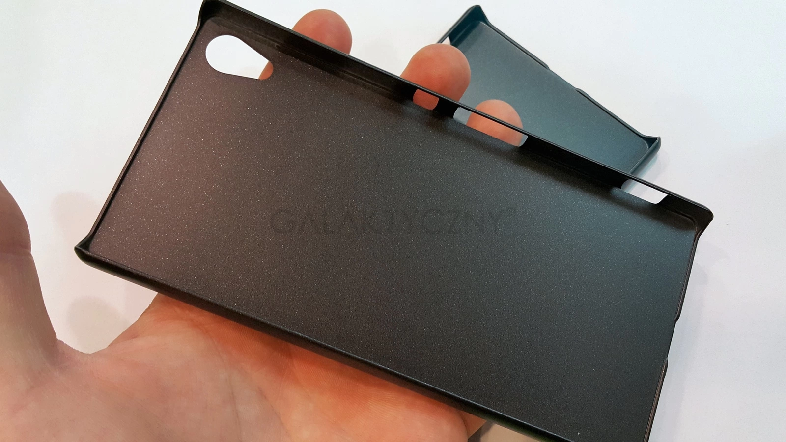 O carcasă pregătită pentru Xperia Z4, ne dezvăluie poziționarea butoanelor viitorului flagship Sony
