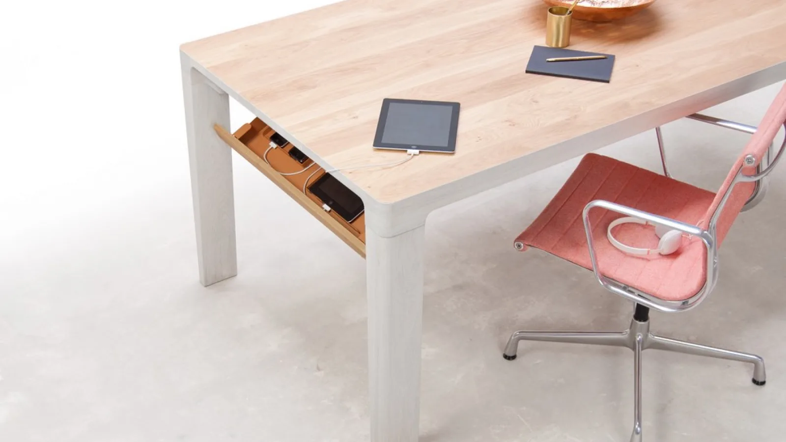 Masa Shift îţi încarca gadgeturile în mod discret, ascunse de priviri şi pahare gata să fie vărsate