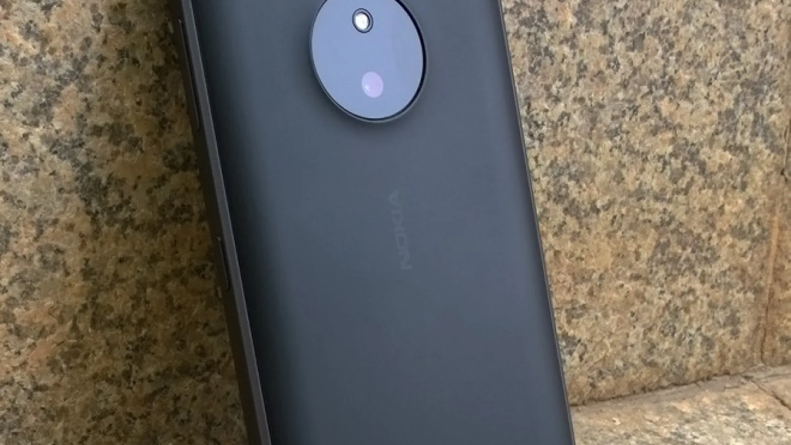 Microsoft pregăteşte două noi flagshipuri Lumia (Lumia 940 şi 940 XL), dar şi două modele midrange (Lumia 840 şi 740 XL)