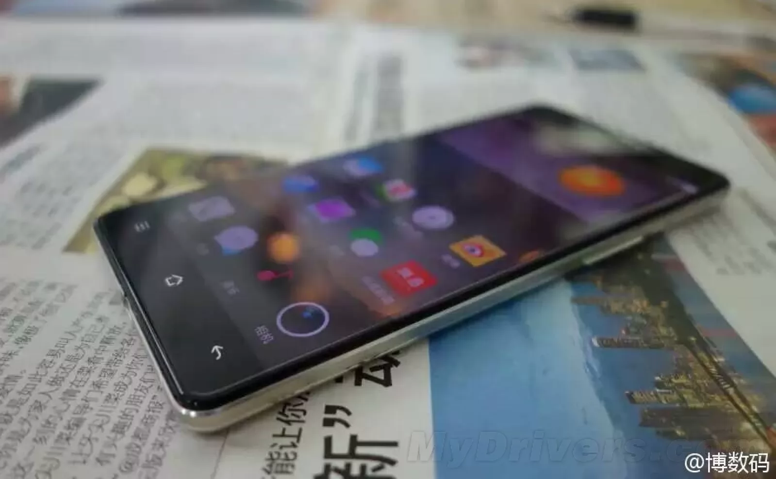 Oppo R7, telefonul cu ecran edge-to-edge apare încă o dată în fața camerei; primim și fotografii live