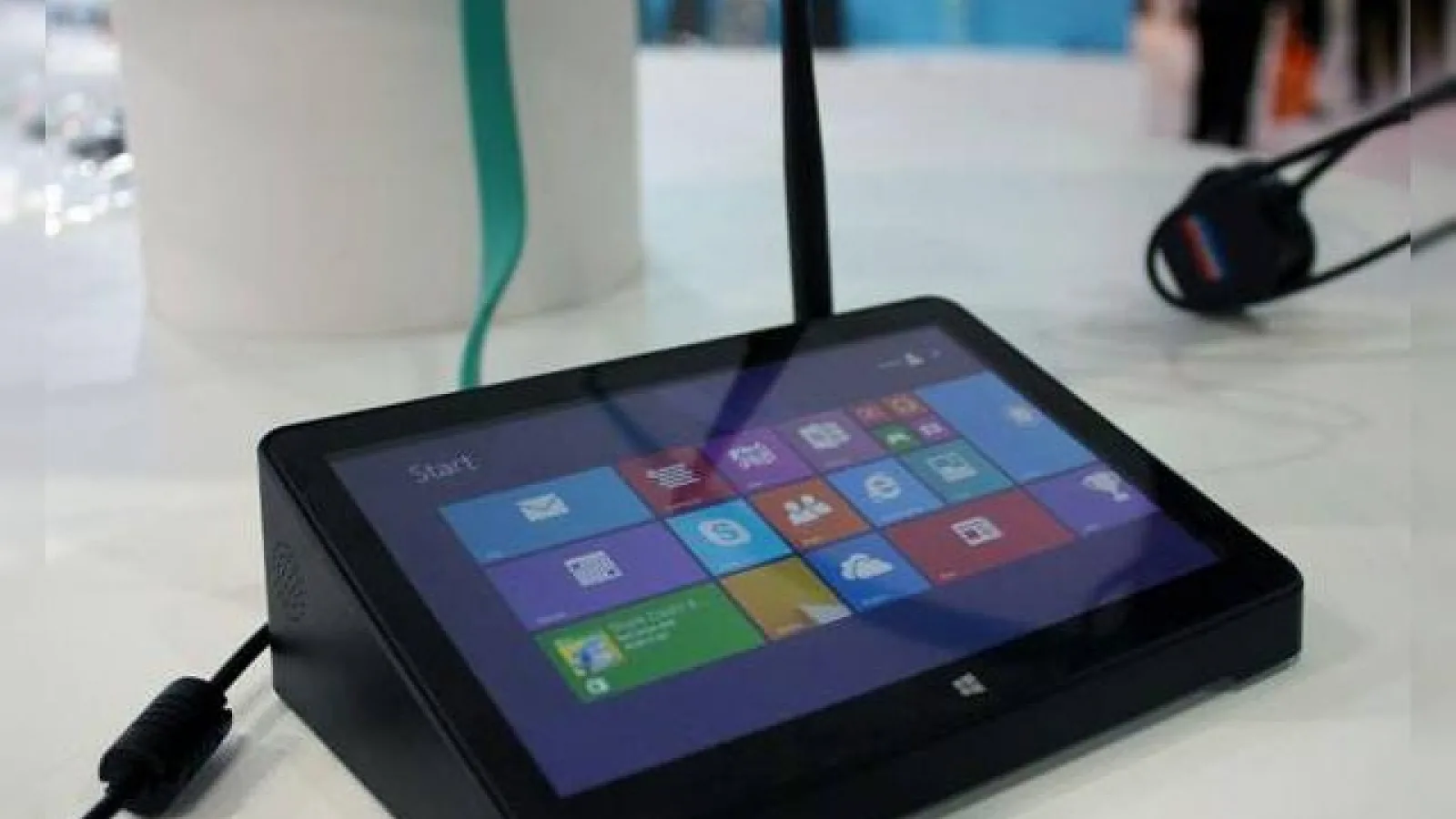 Pipo X8, un mini-PC inedit ce vine la pachet cu ecran touchscreen și sistemul de operare Windows