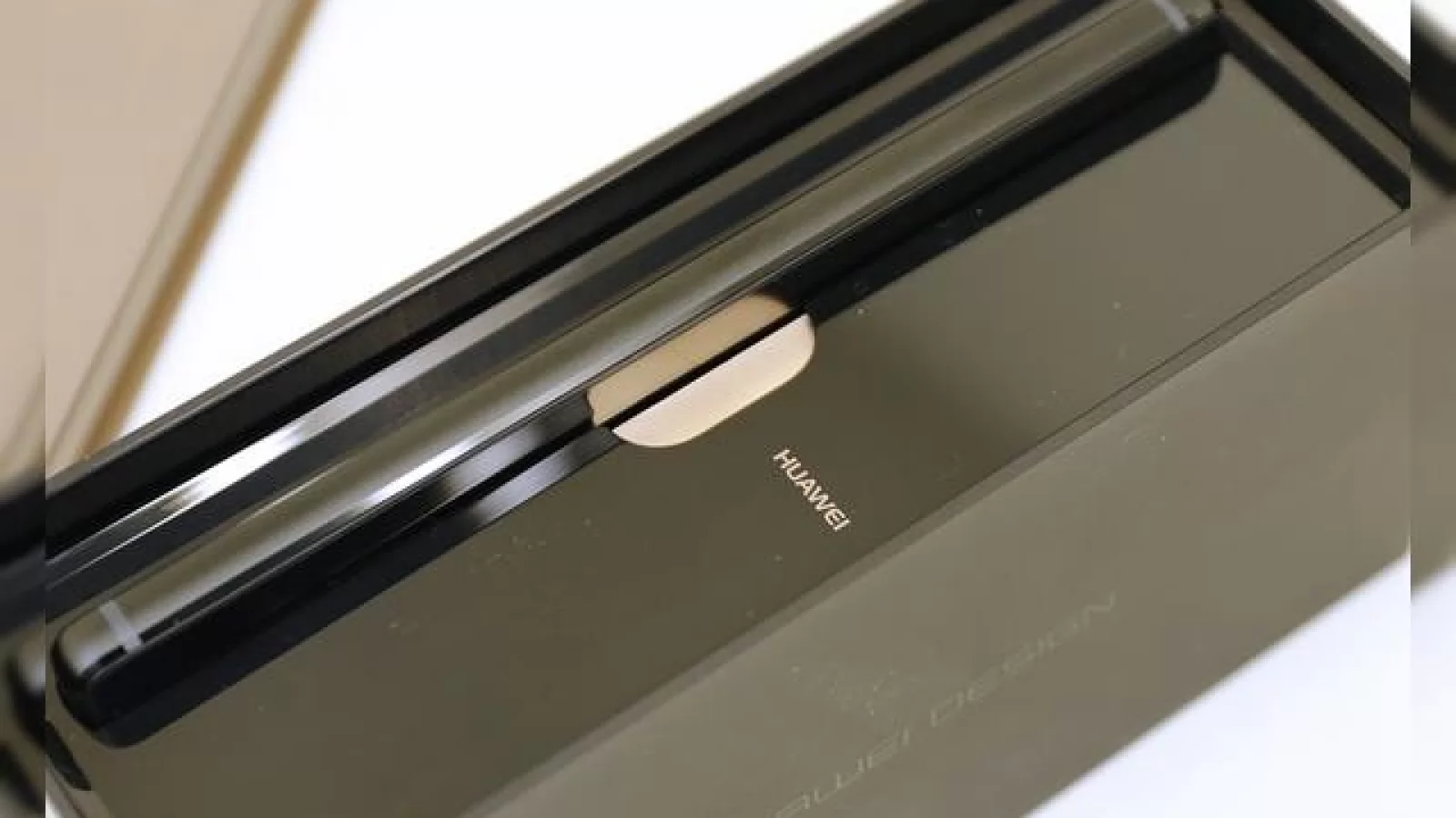 Huawei inovează cu ambalajul flagshipului P8: o cutie îngustă, cu telefonul plasat pe muchia laterală