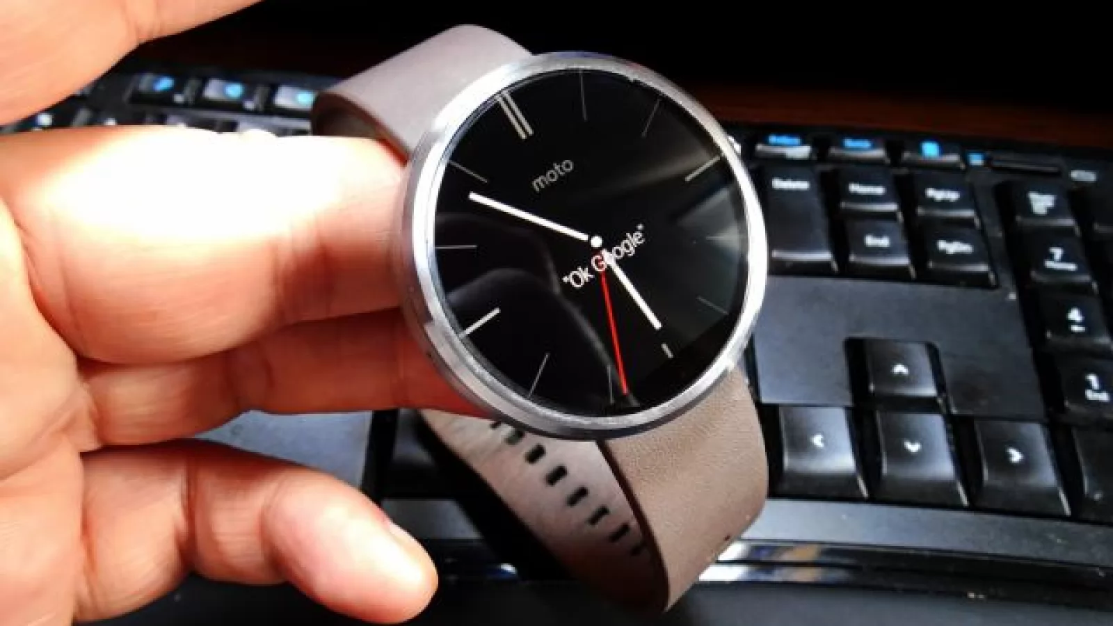 Android Wear calcă pe urmele lui Apple Watch, cu o mega actualizare software ce aduce funcţii atractive, suport WiFi