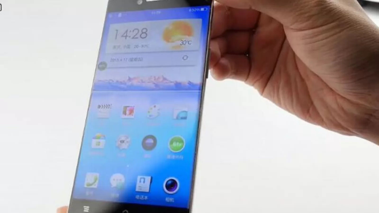 Tehnologia de refracție a luminii integrată pe display-ul lui Oppo R7 este prezentată într-un clip hands-on