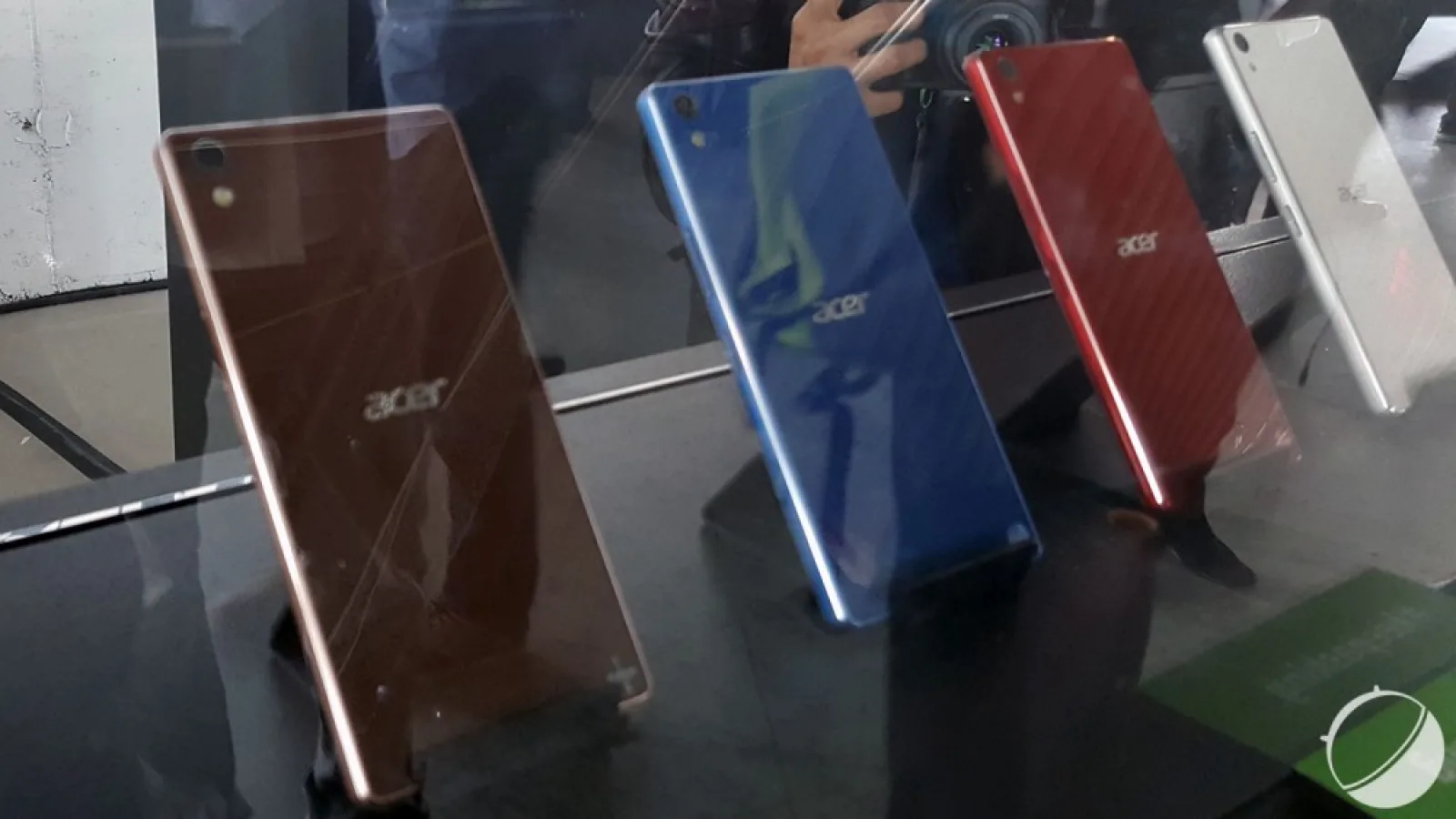 Acer încearcă o nouă abordare de design cu modelul Liquid X2; telefonul aduce mult cu gama Xperia