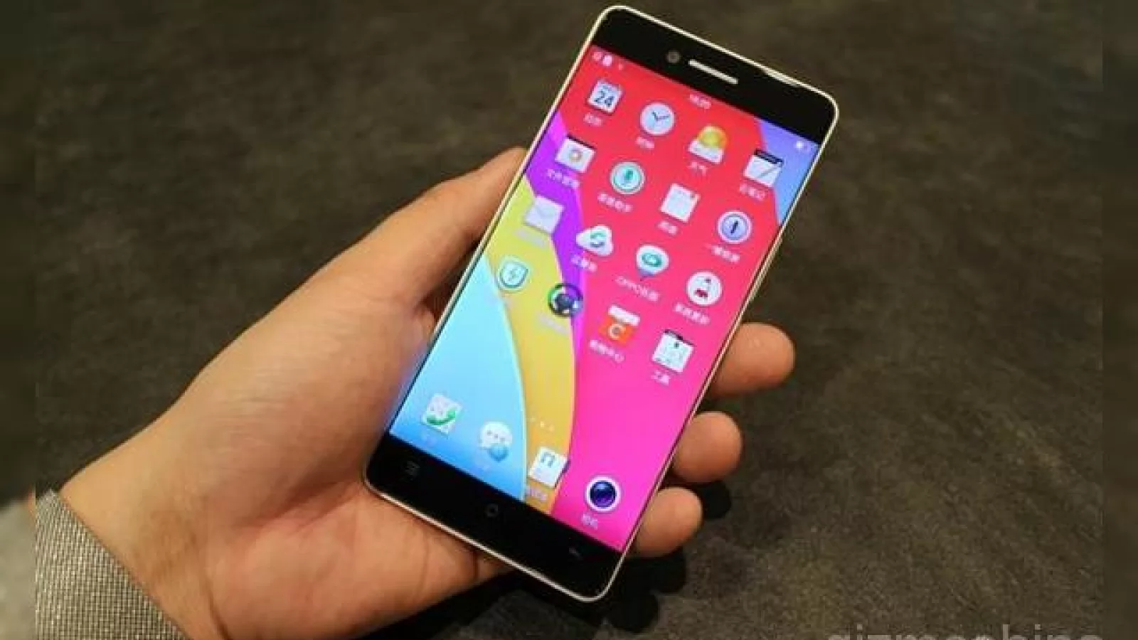 Un nou clip video cu Oppo R7 ajunge pe web însoțit de fotografii
